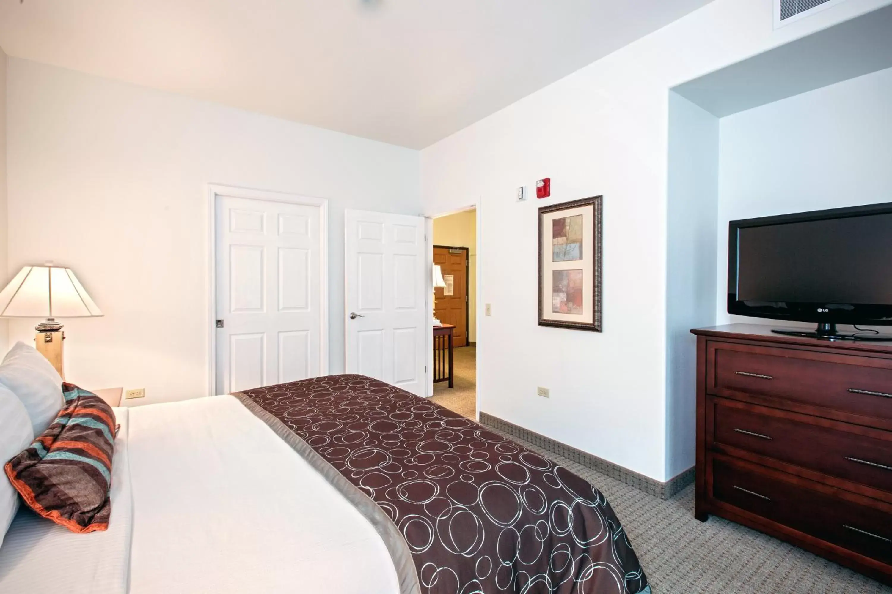 Photo of the whole room, Bed in Staybridge Suites Rockford, an IHG Hotel