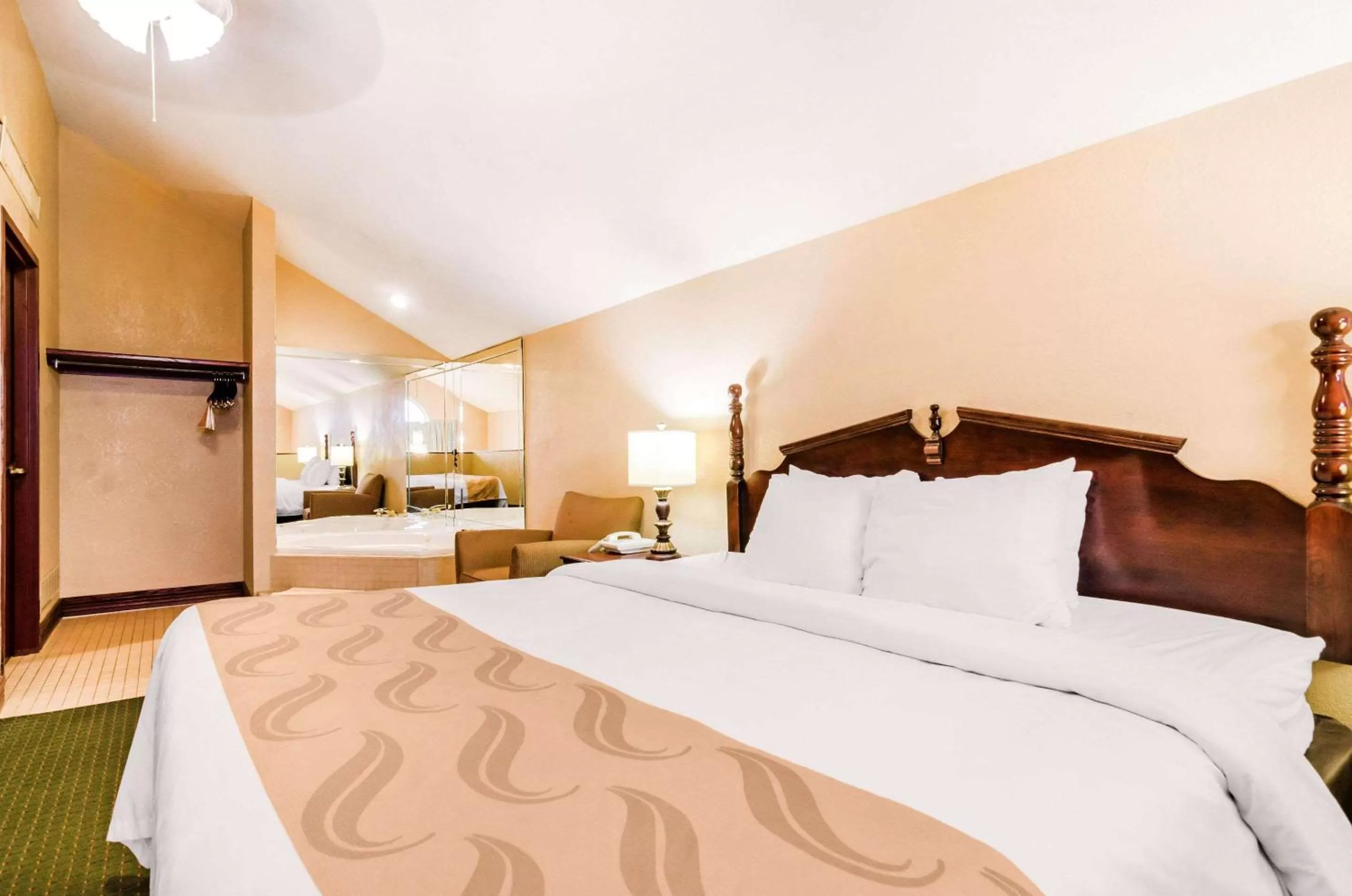 Photo of the whole room, Bed in Quality Inn & Suites Carthage near Precious Moments Chapel