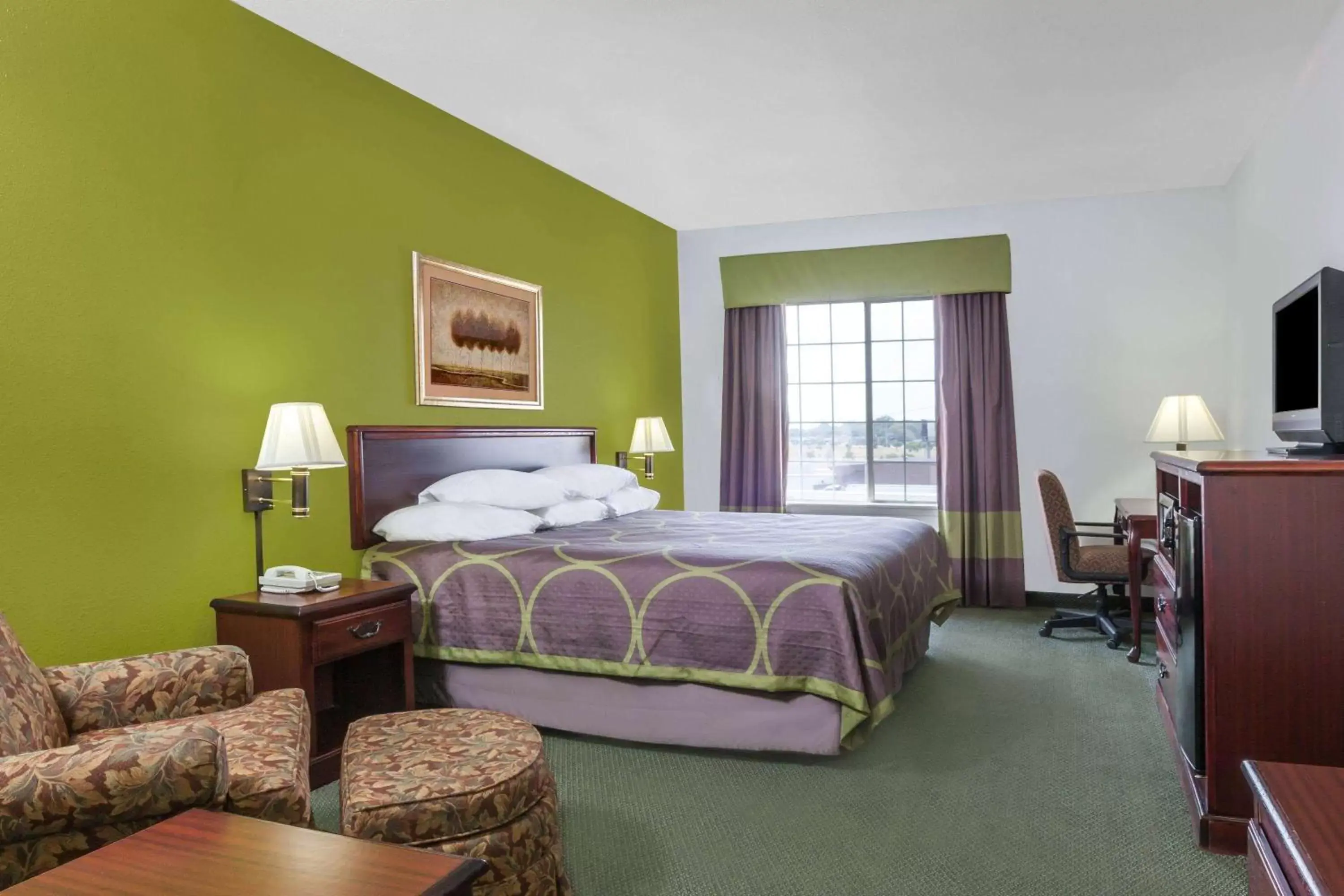 Photo of the whole room, Bed in Super 8 by Wyndham Hillsboro TX