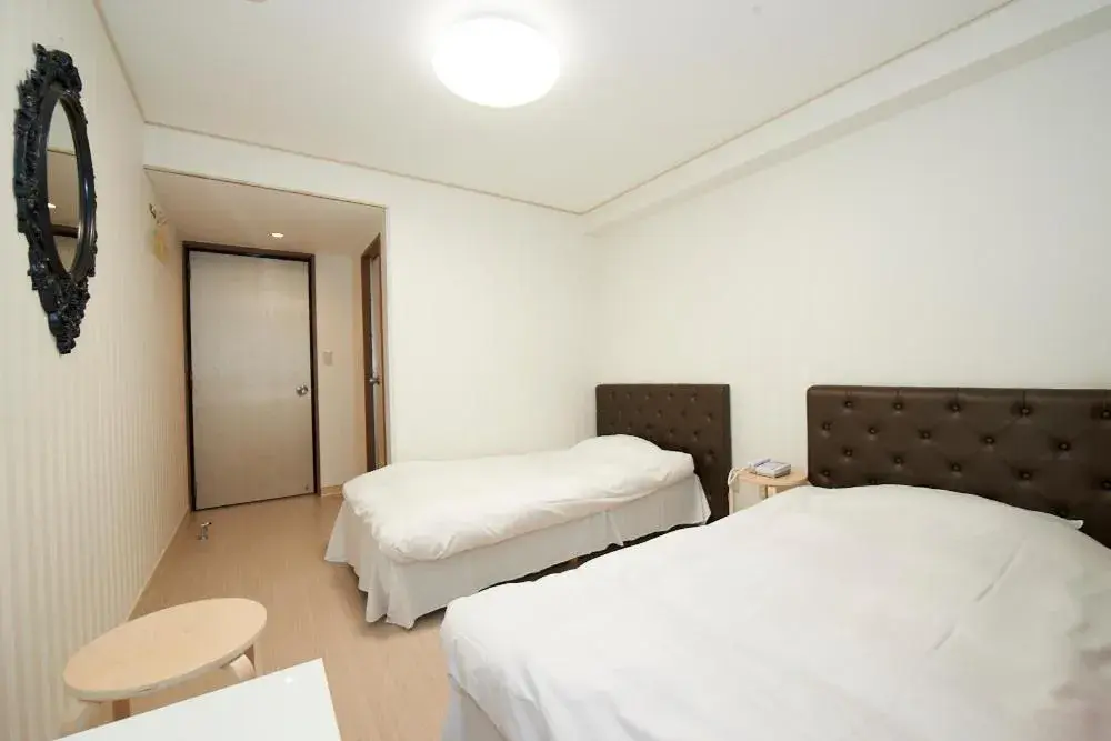 Photo of the whole room, Bed in Hotel Empire in Shinjuku