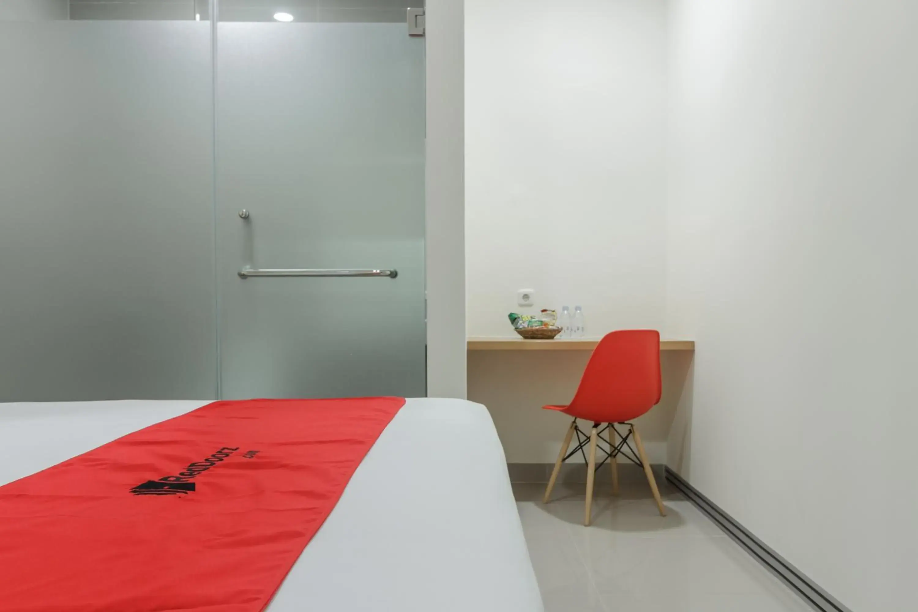 Bed in RedDoorz near Mall SKA Pekanbaru