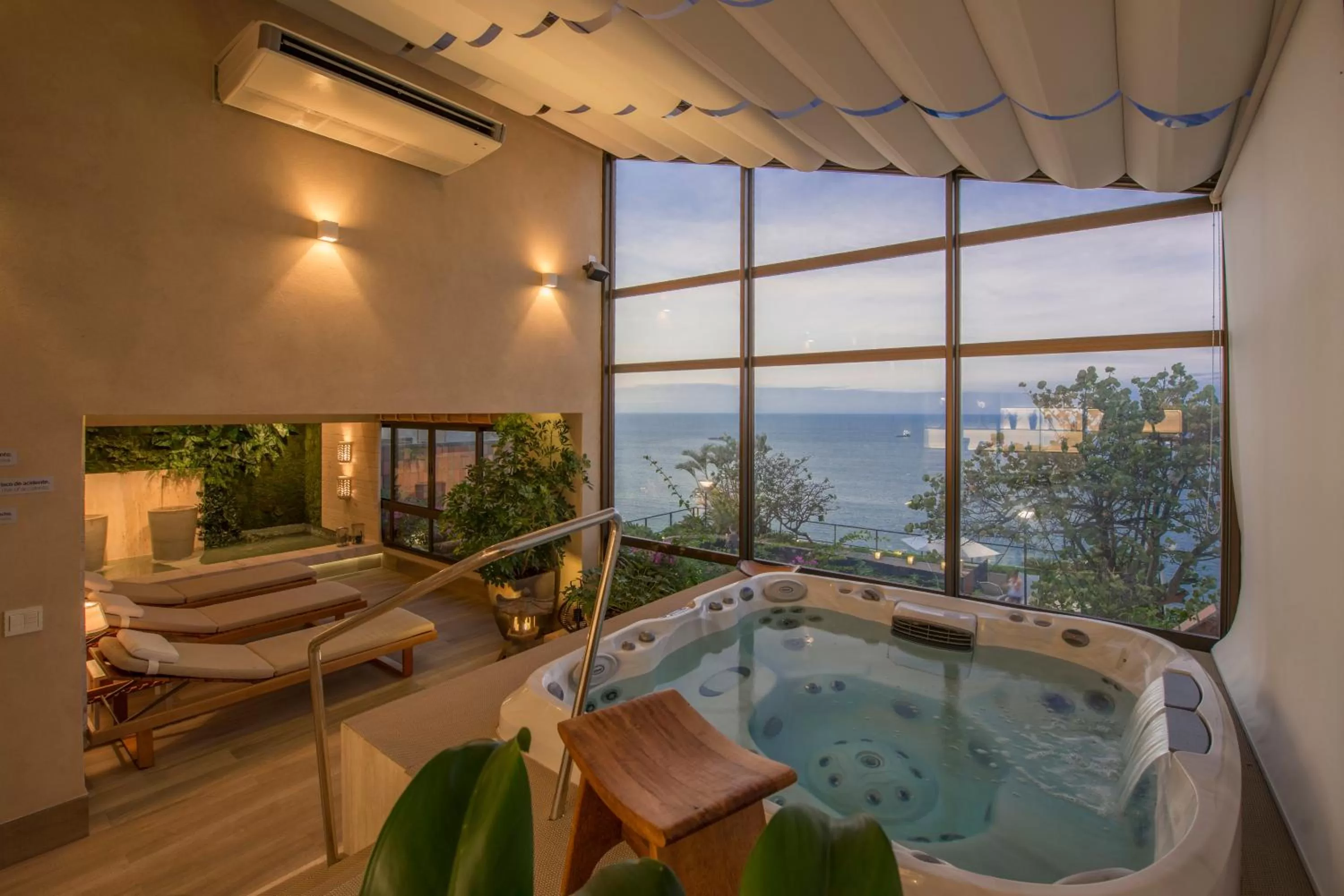 Hot Tub in Hotel Gran Marquise