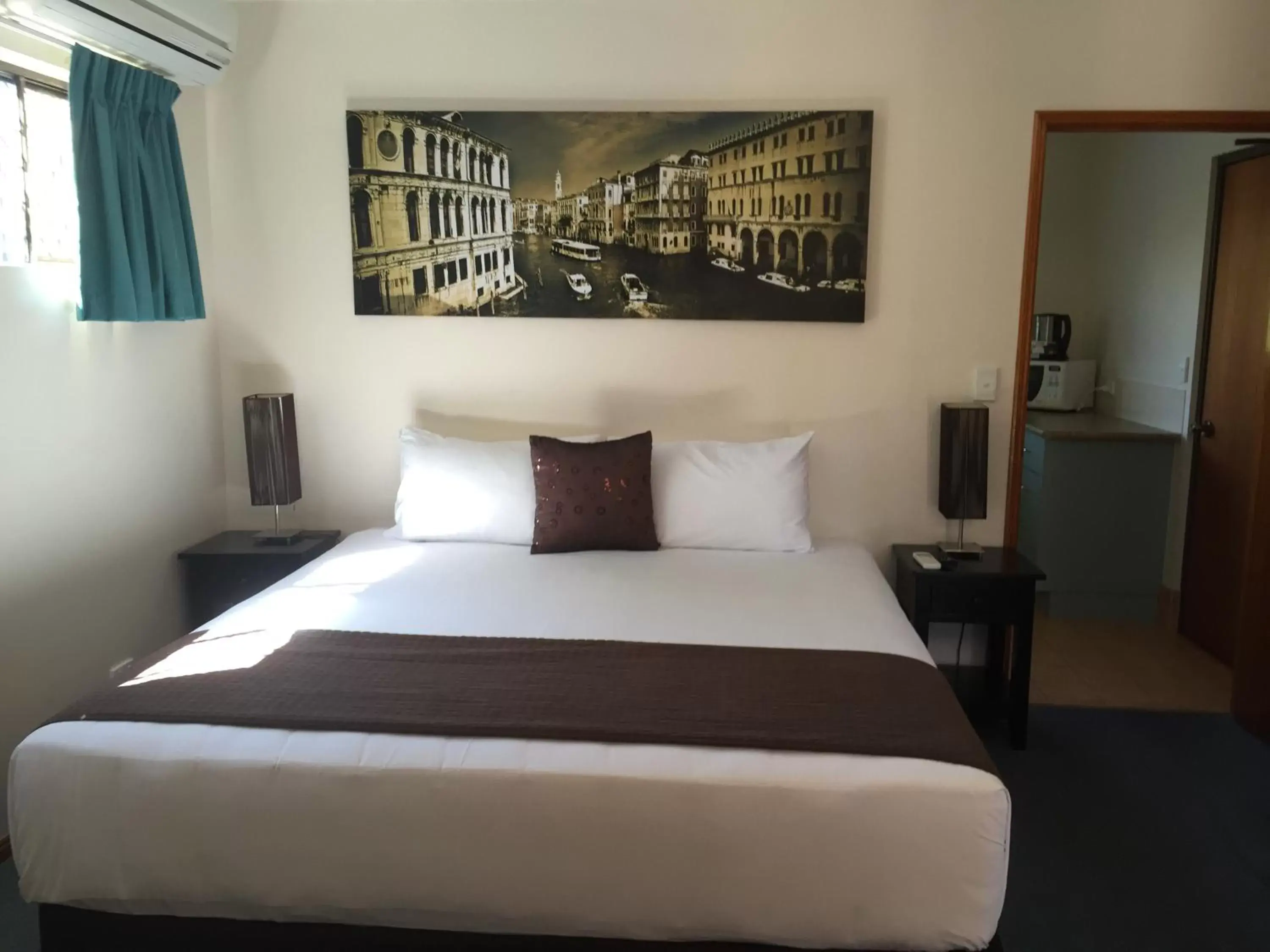 Bedroom, Bed in Aspley Carsel Motor Inn