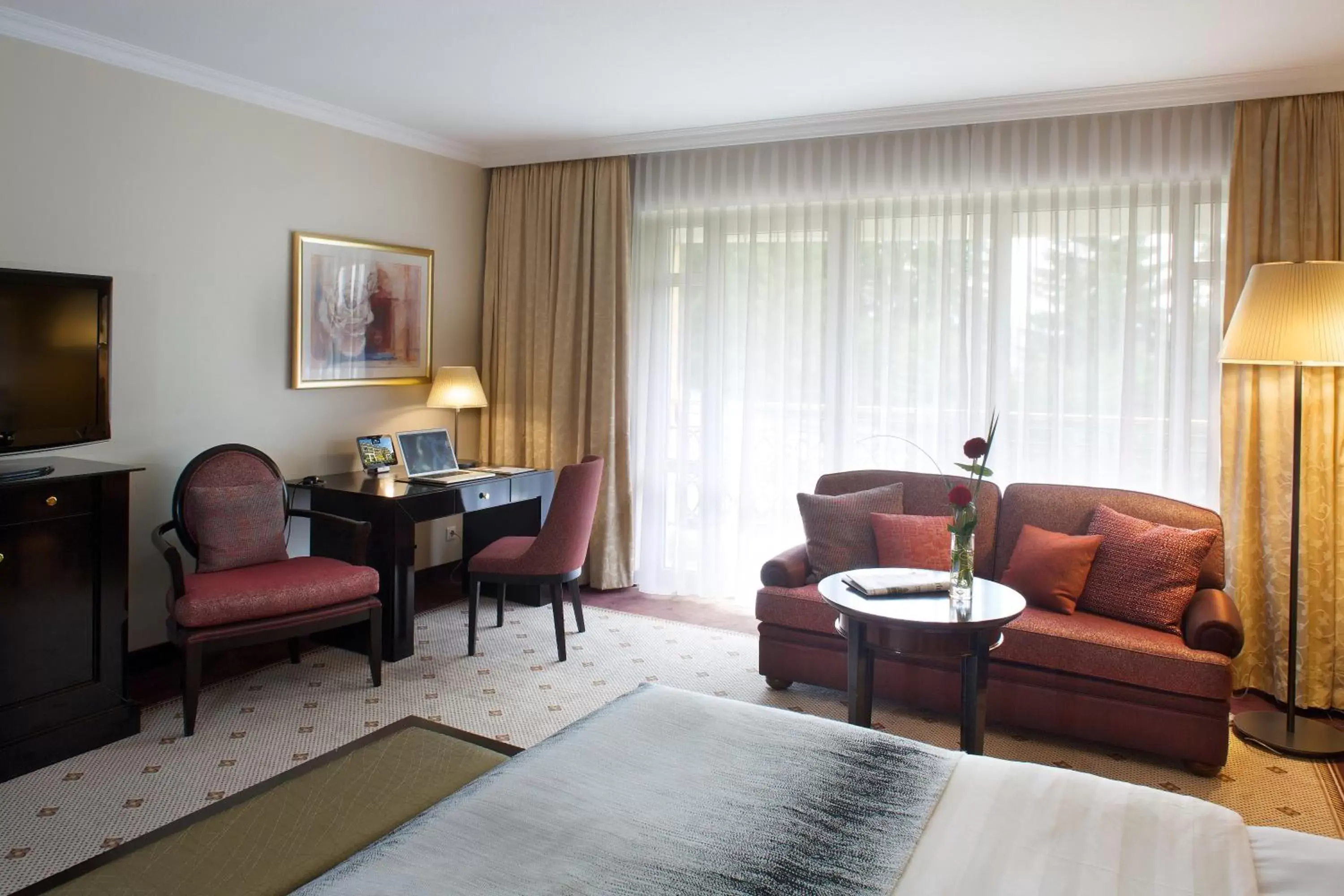 Photo of the whole room, Seating Area in Steigenberger Hotel Der Sonnenhof