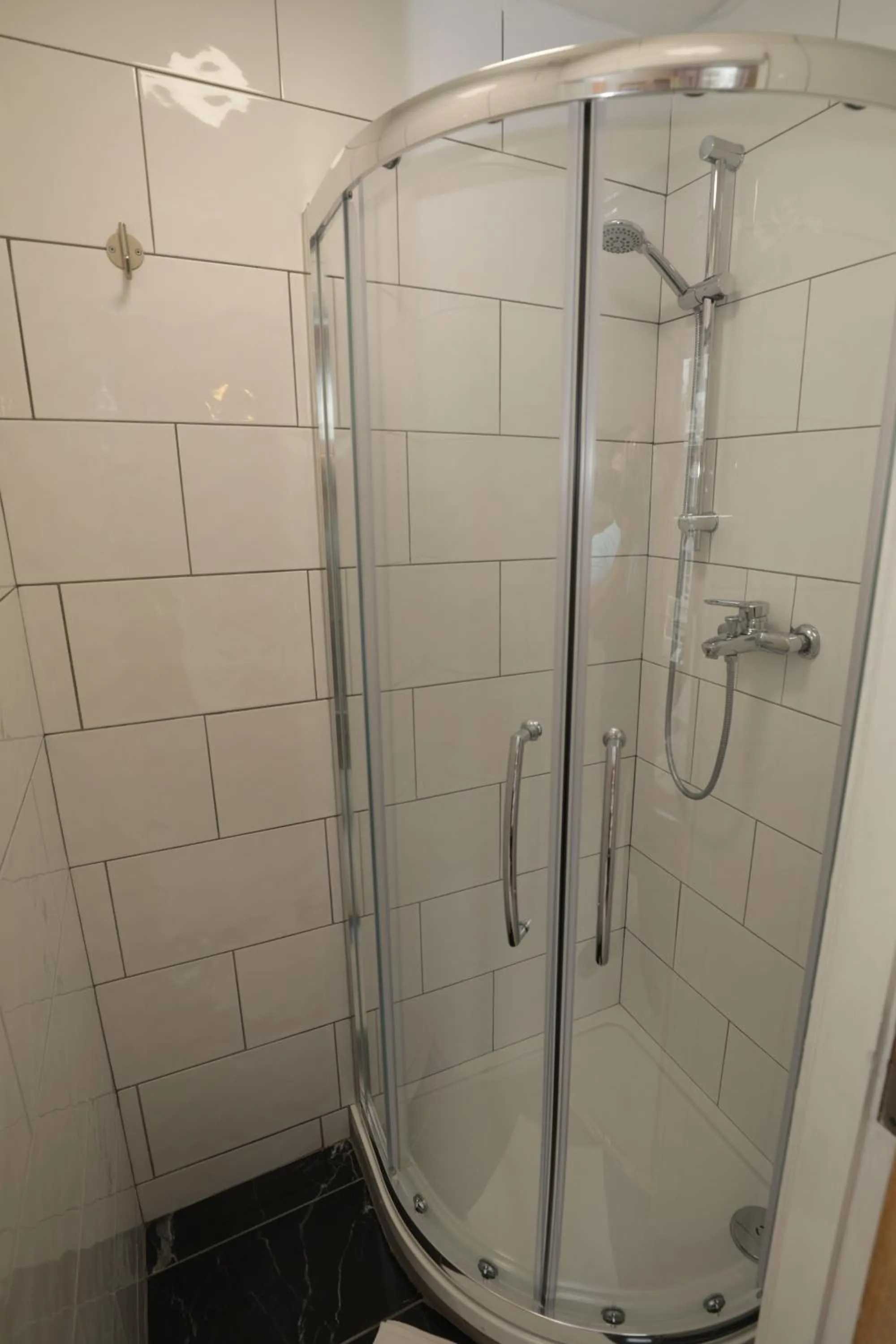 Shower in Holland Inn Hotel