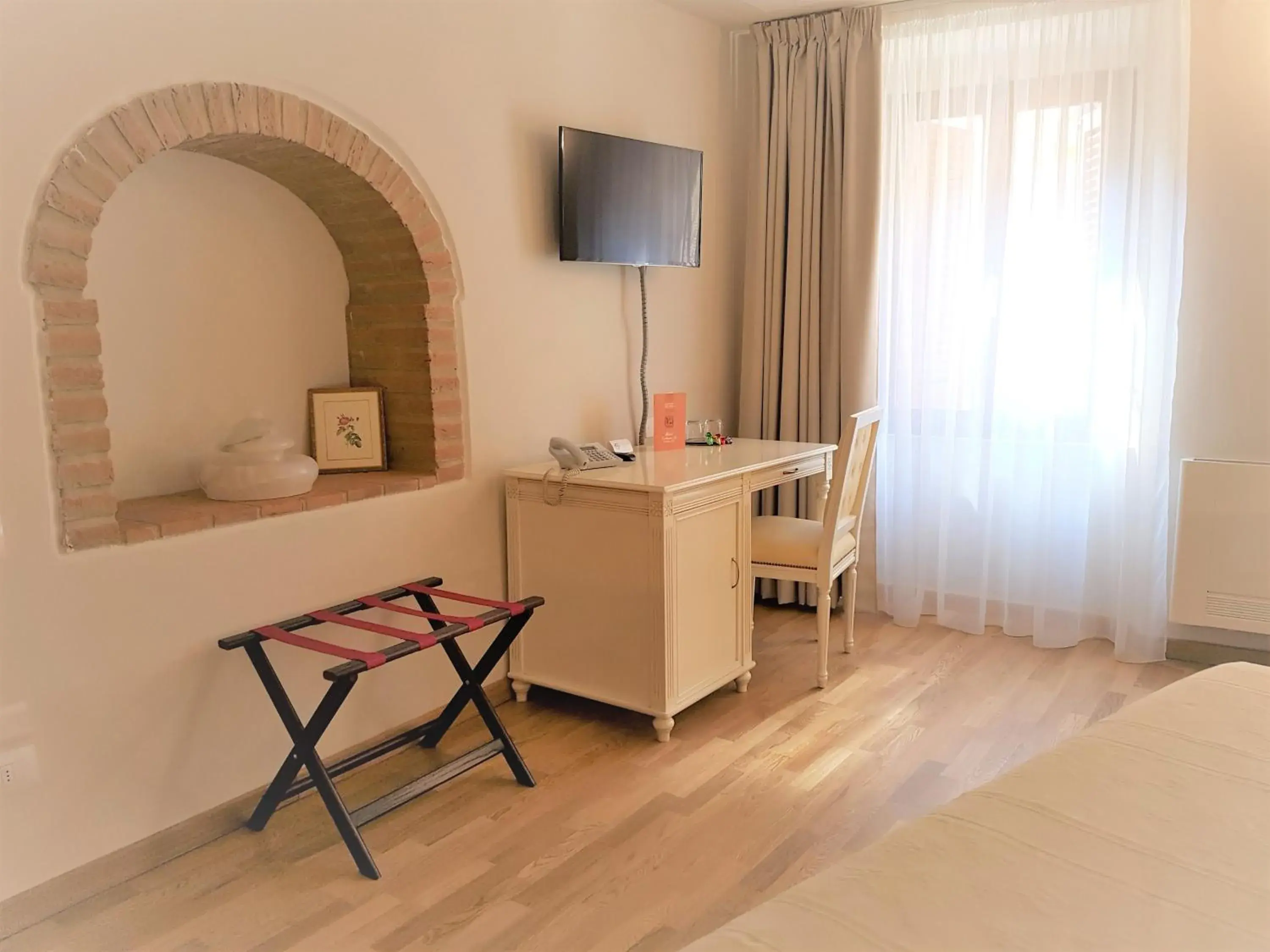 TV and multimedia, TV/Entertainment Center in Hotel Volterra In