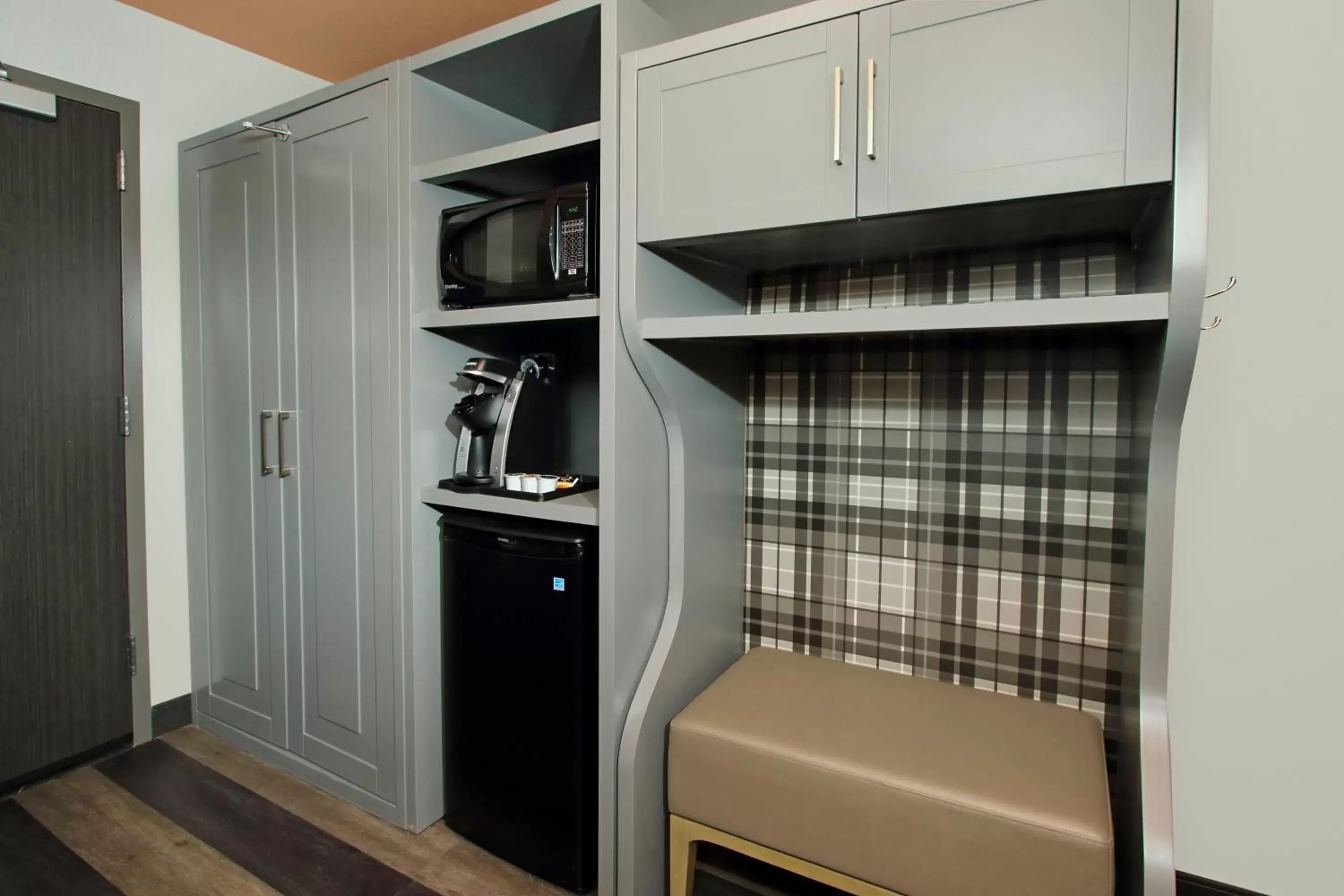 Photo of the whole room, Kitchen/Kitchenette in Holiday Inn Hattiesburg - North, an IHG Hotel