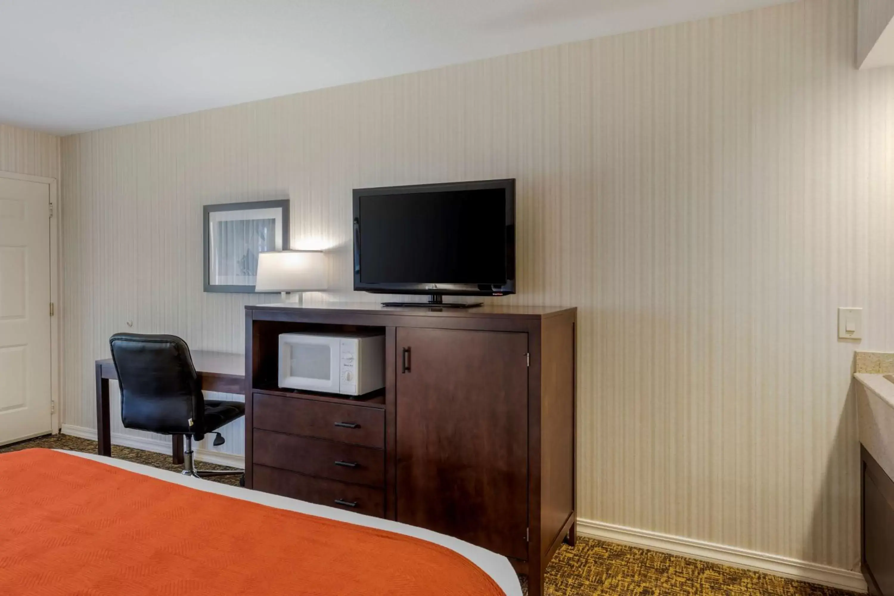 Bedroom, TV/Entertainment Center in Best Western Plus Big America