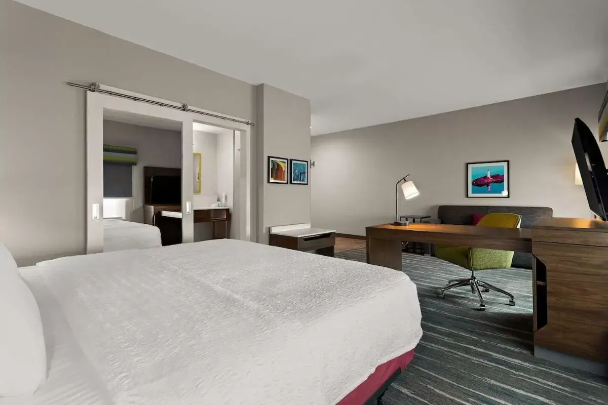 Bed in Hampton Inn & Suites Ruskin I-75, FL