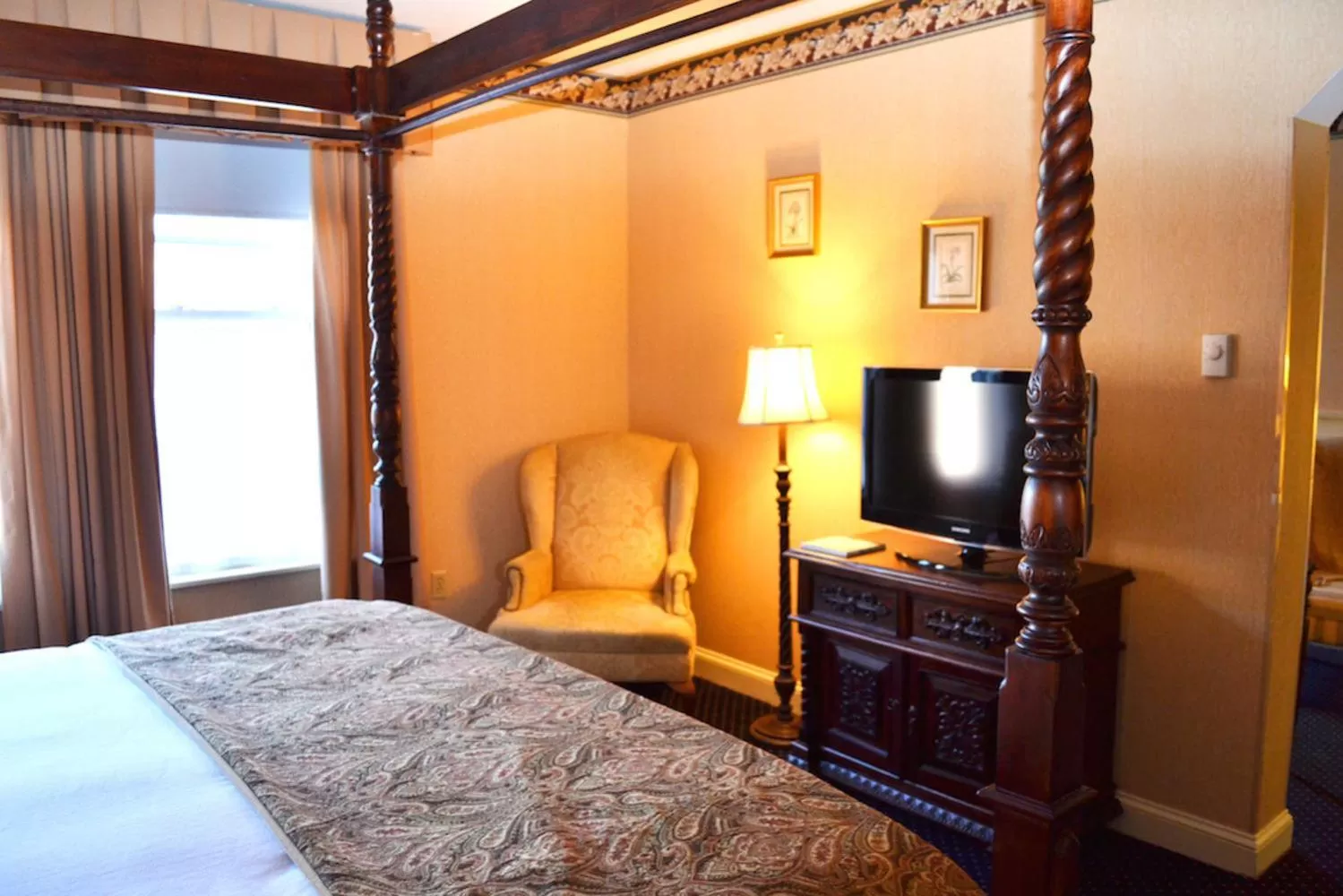 Photo of the whole room, Bed in The Inn at Saratoga