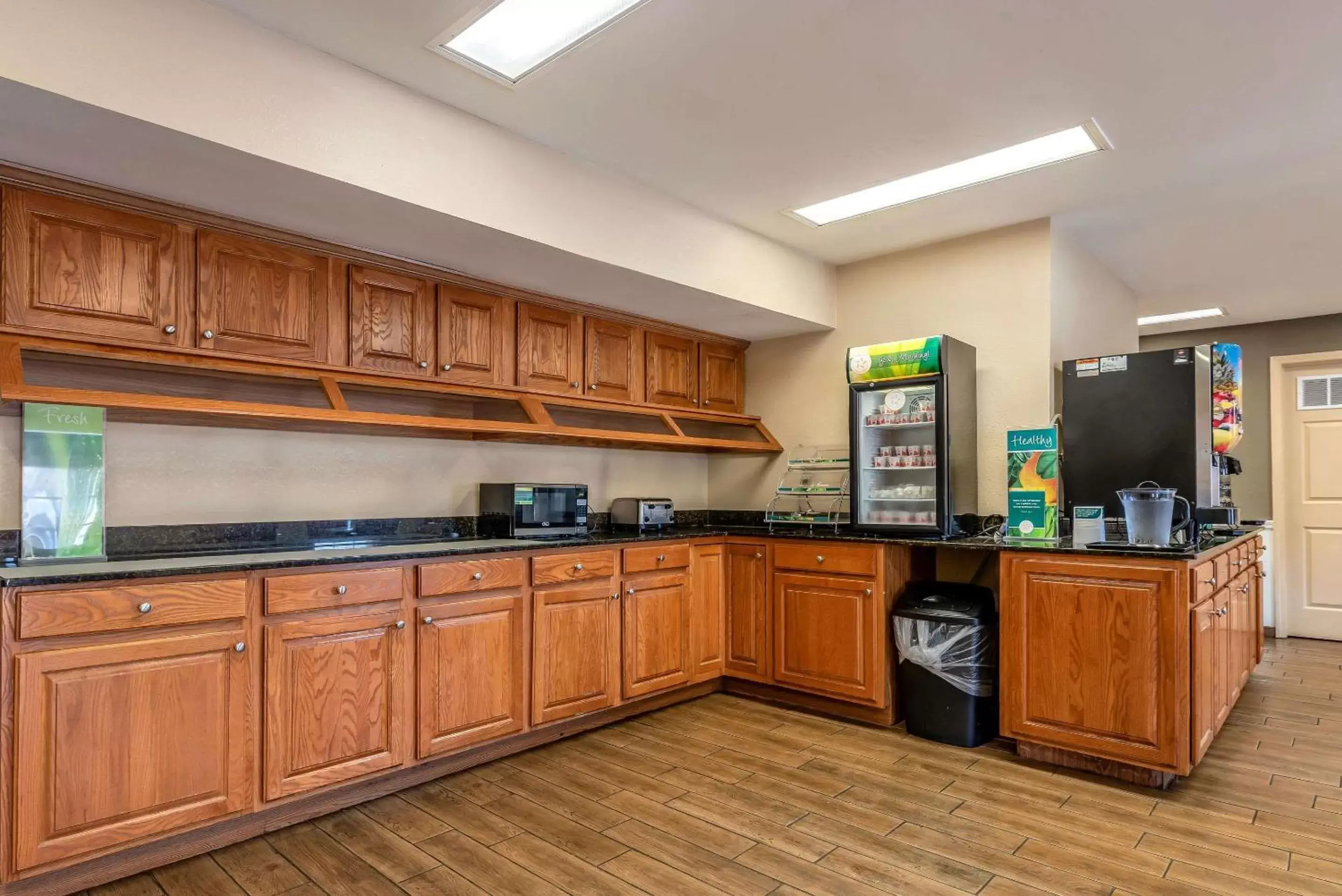 Restaurant/places to eat, Kitchen/Kitchenette in Quality Inn Decatur River City
