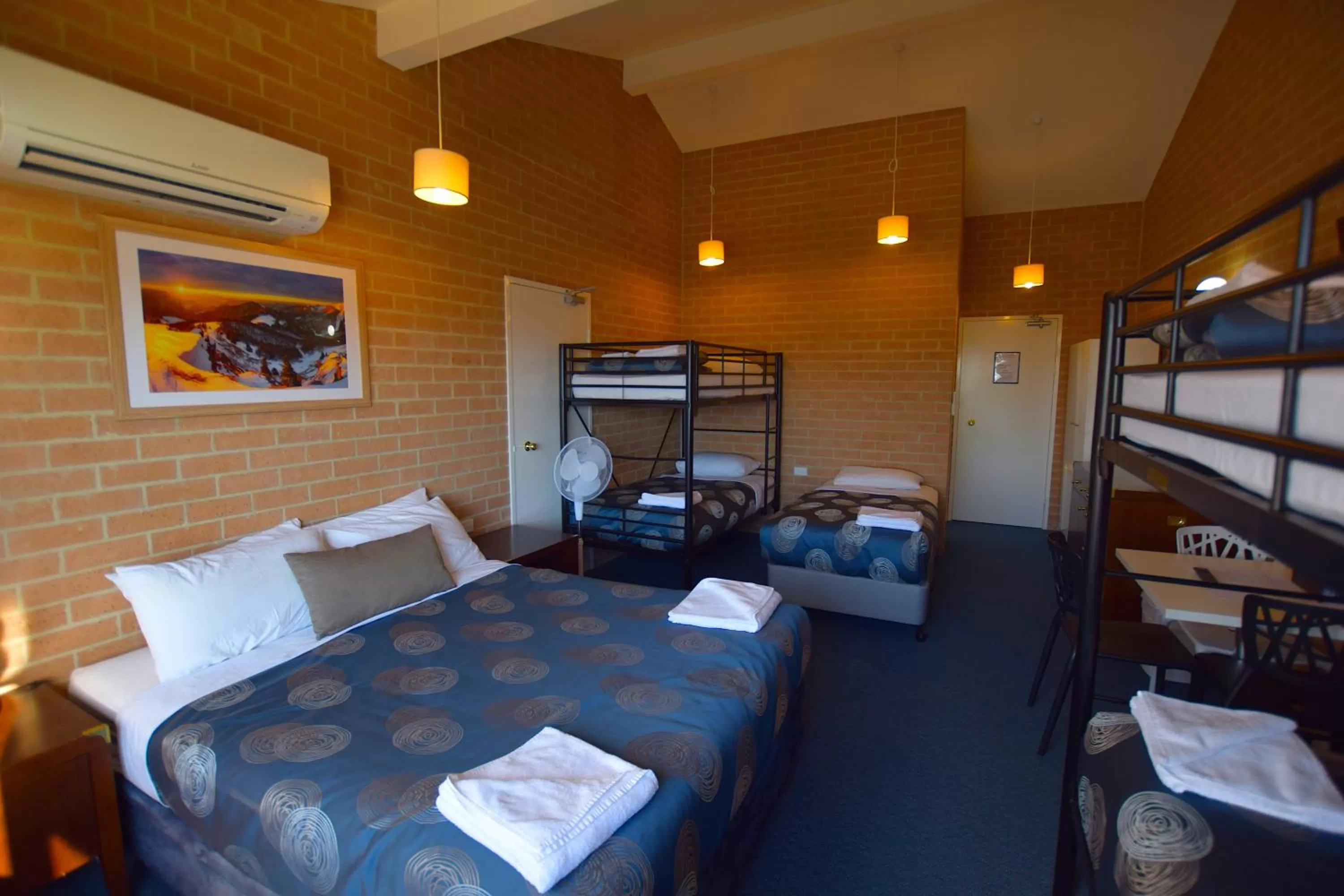 Photo of the whole room, Bed in Alpine Resort Motel