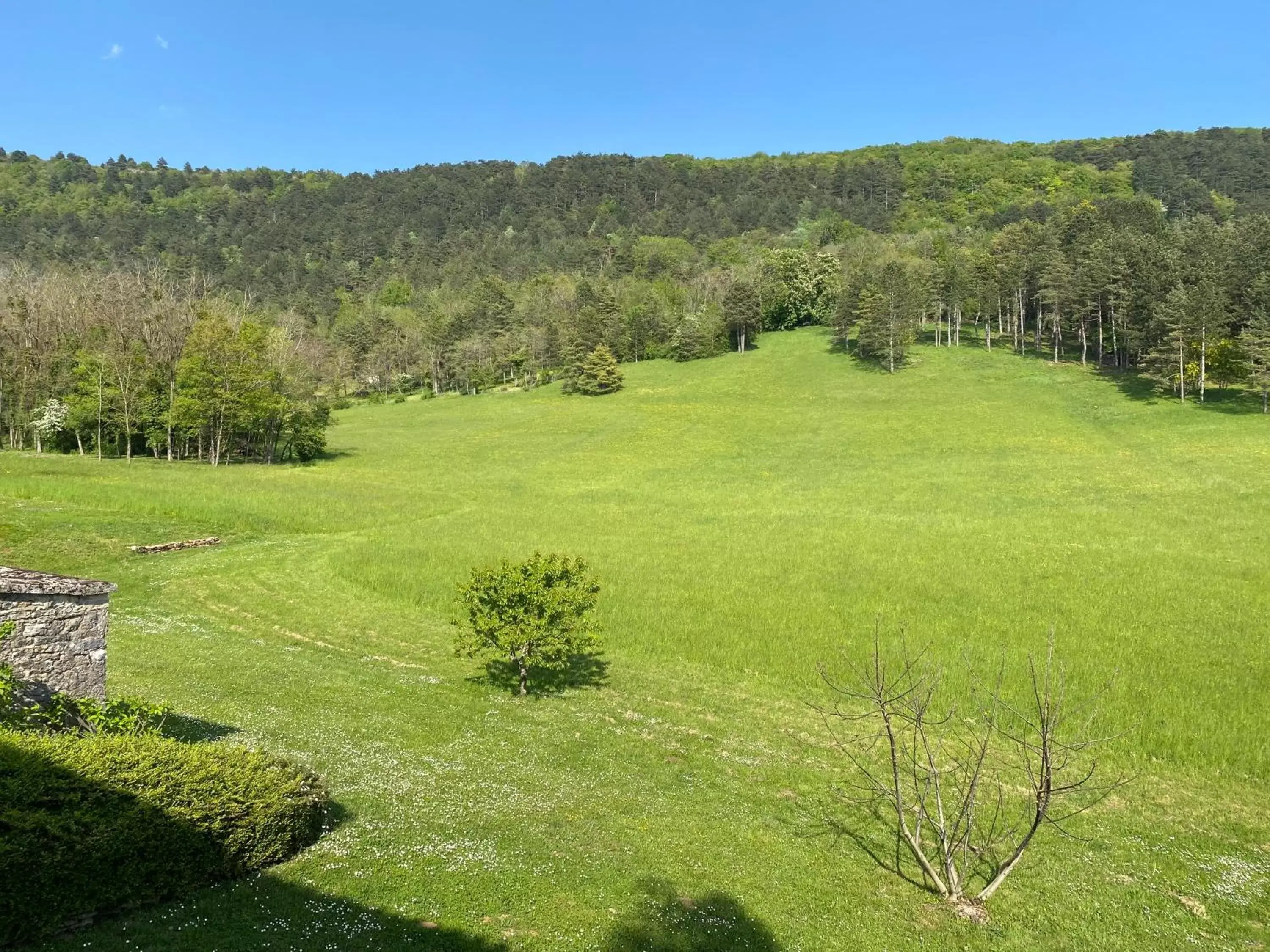 Garden view in Clos de Mont July, architecture XVIIIe au cœur de la nature