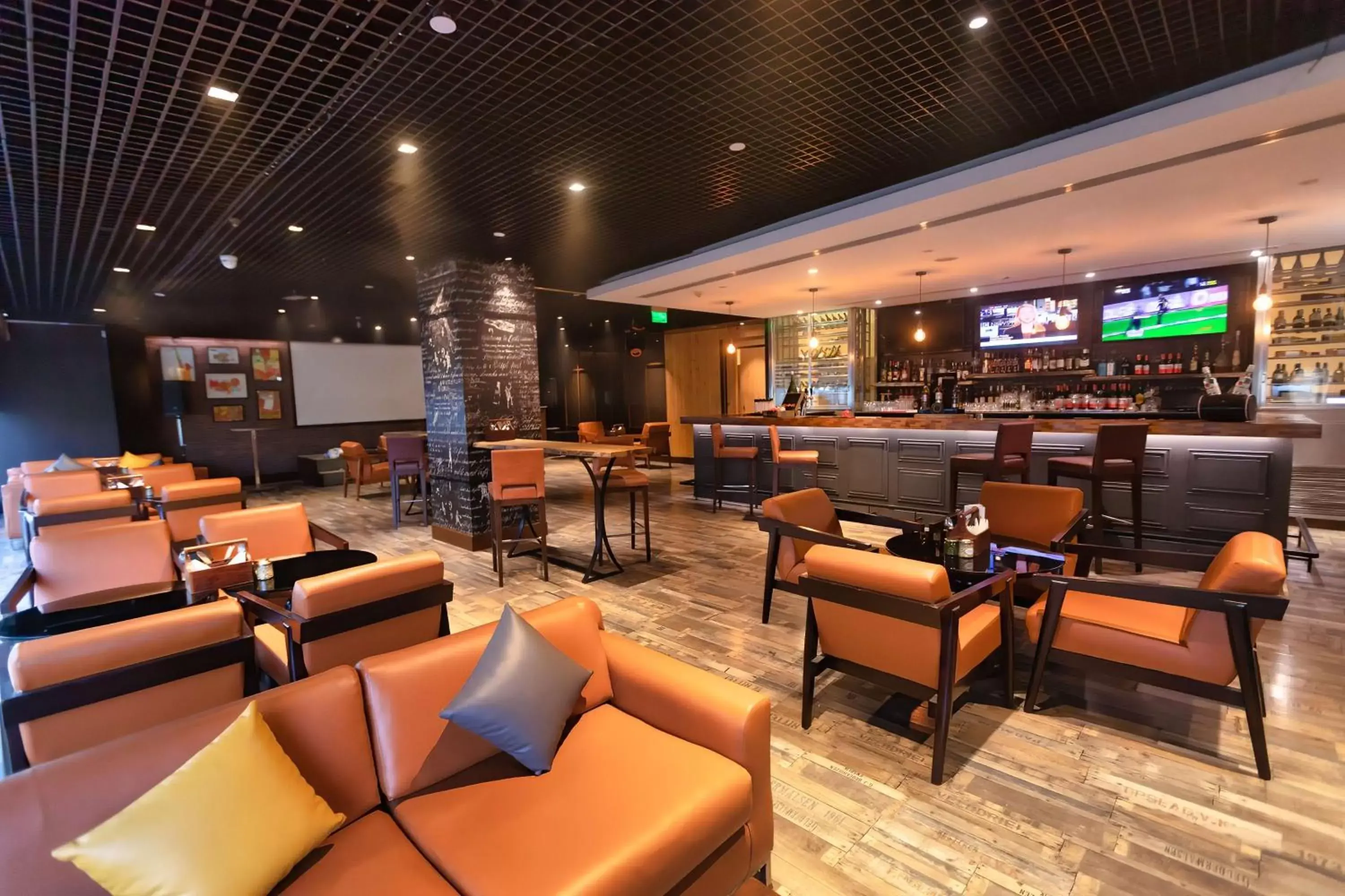 Lounge or bar, Restaurant/Places to Eat in Hilton Garden Inn New Delhi/Saket