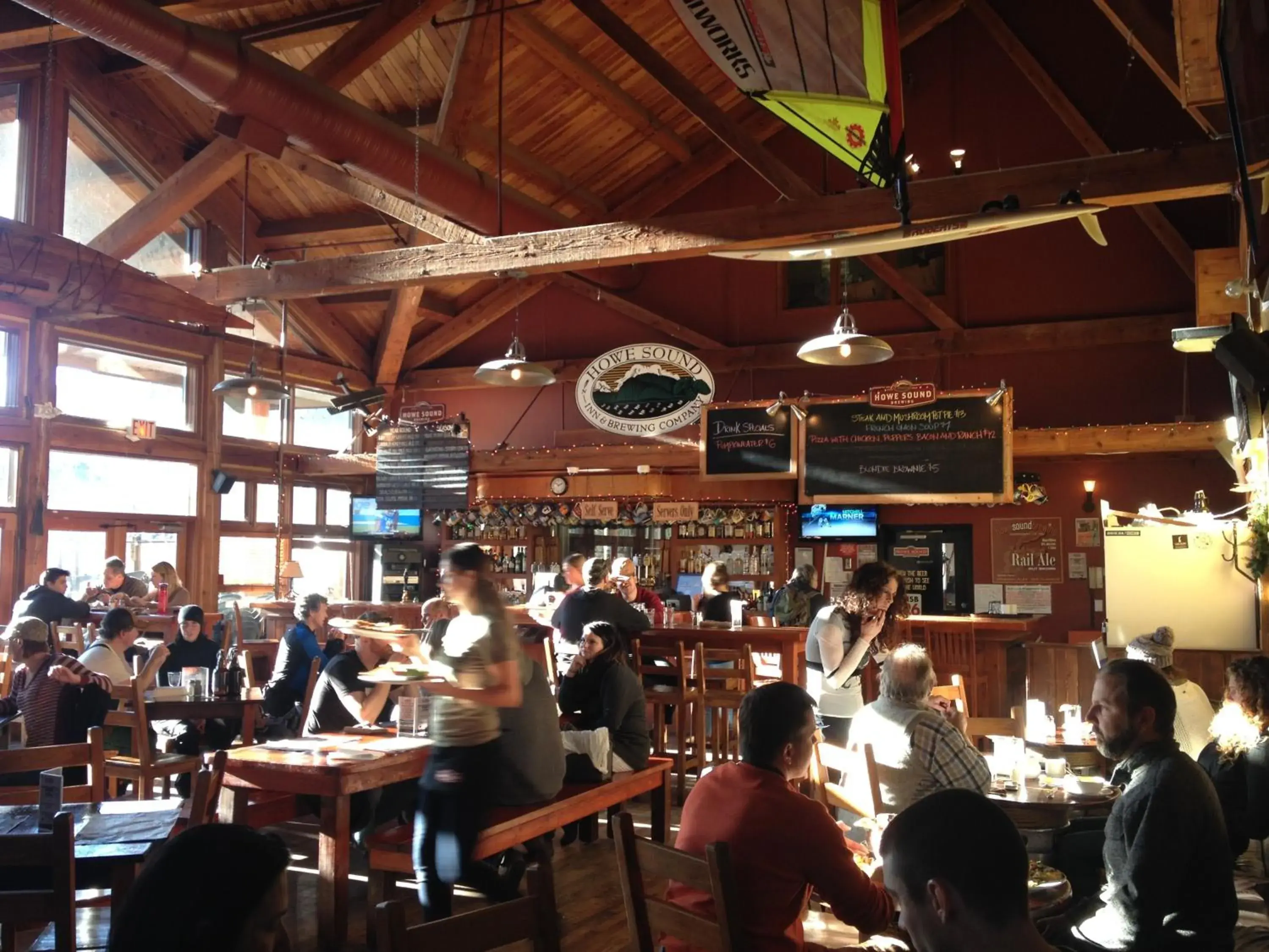 Lounge or bar, Restaurant/Places to Eat in Howe Sound Inn & Brewing Company