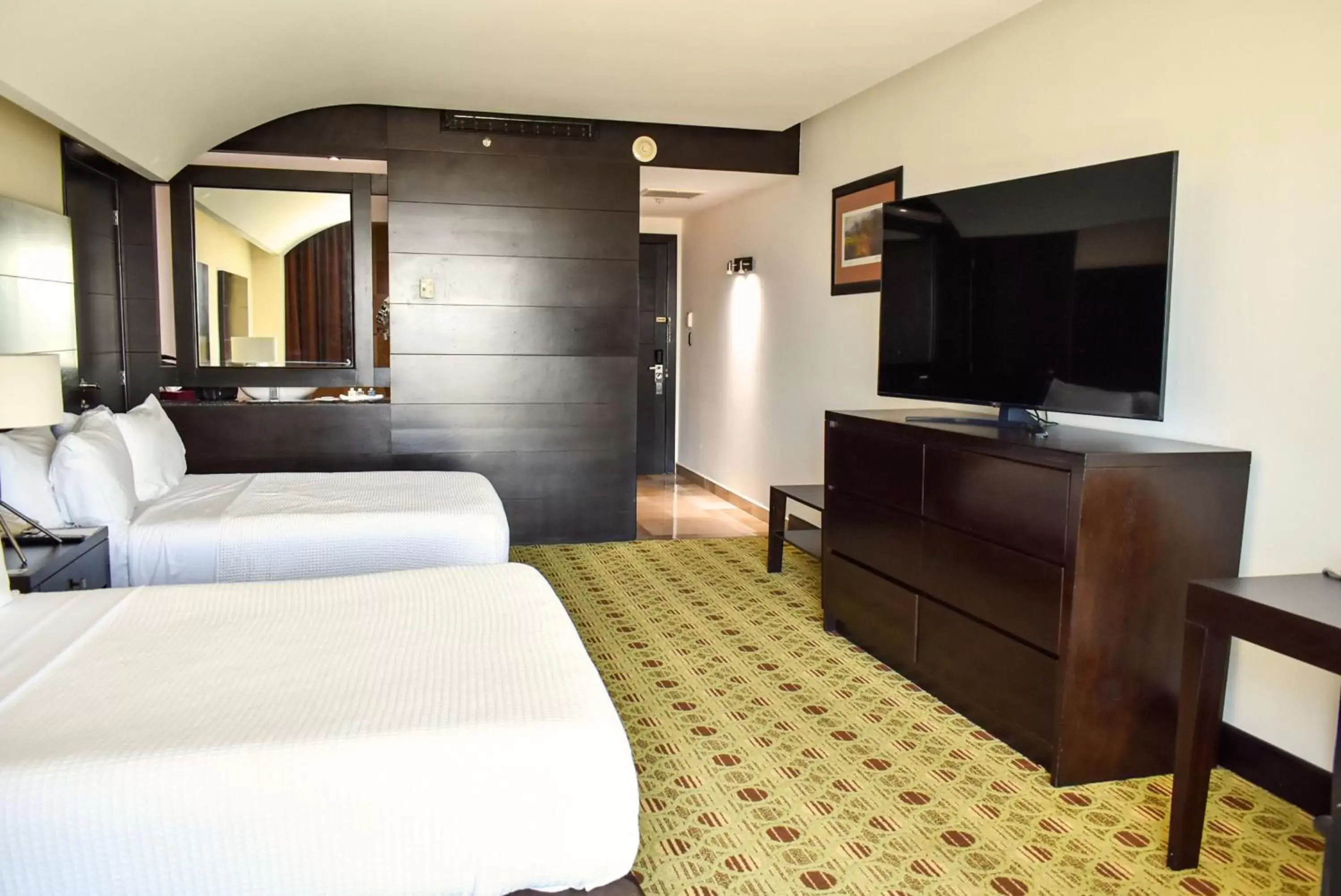 Bed, TV/Entertainment Center in Hotel Diamante Queretaro