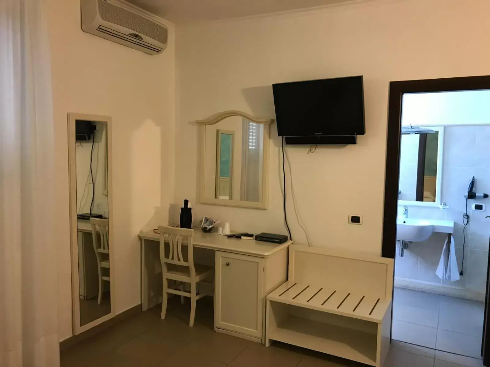 Triple Room in Pescasubacquea Triple Room in Pescasubacquea