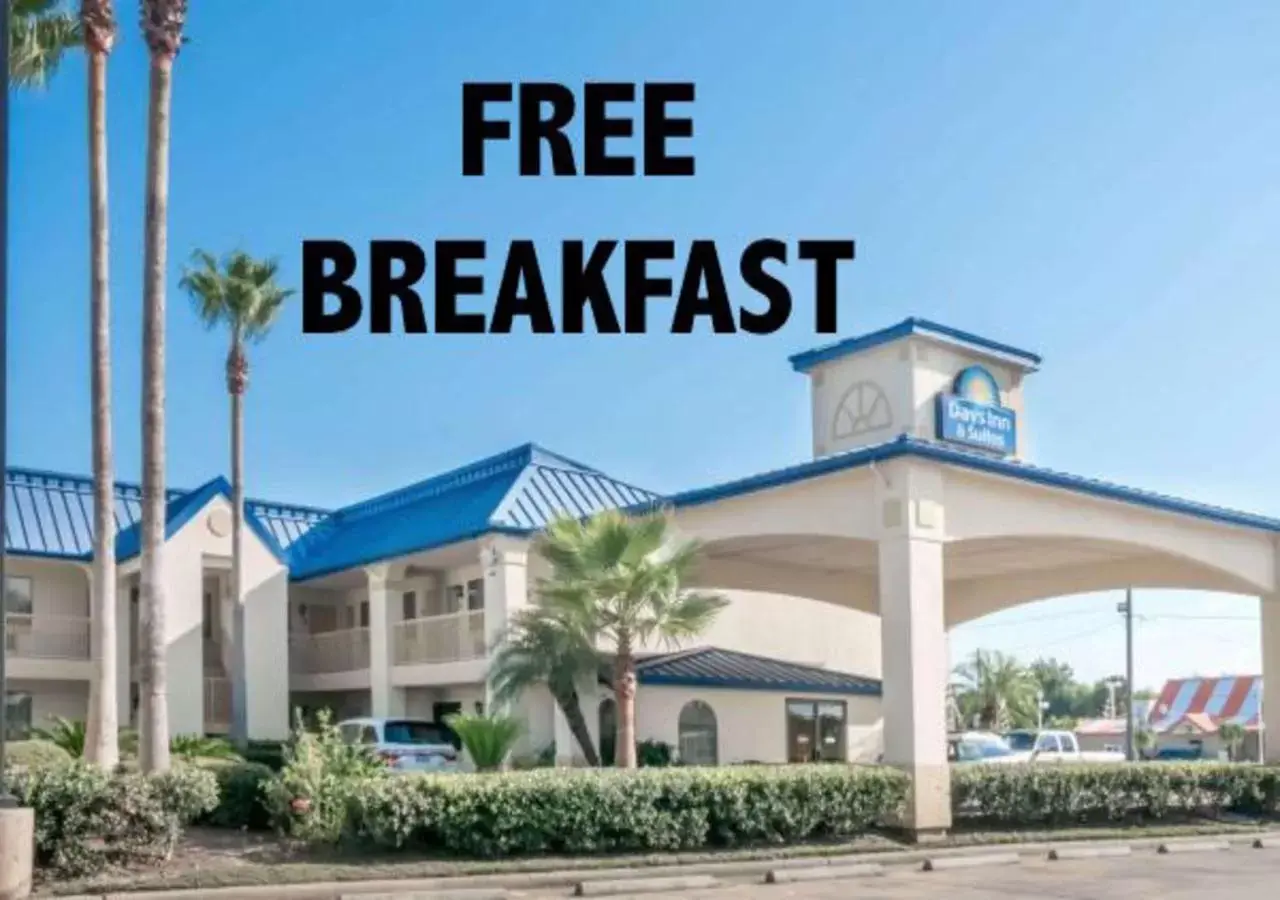 Property building in Days Inn & Suites by Wyndham Winnie Property building in Days Inn & Suites by Wyndham Winnie