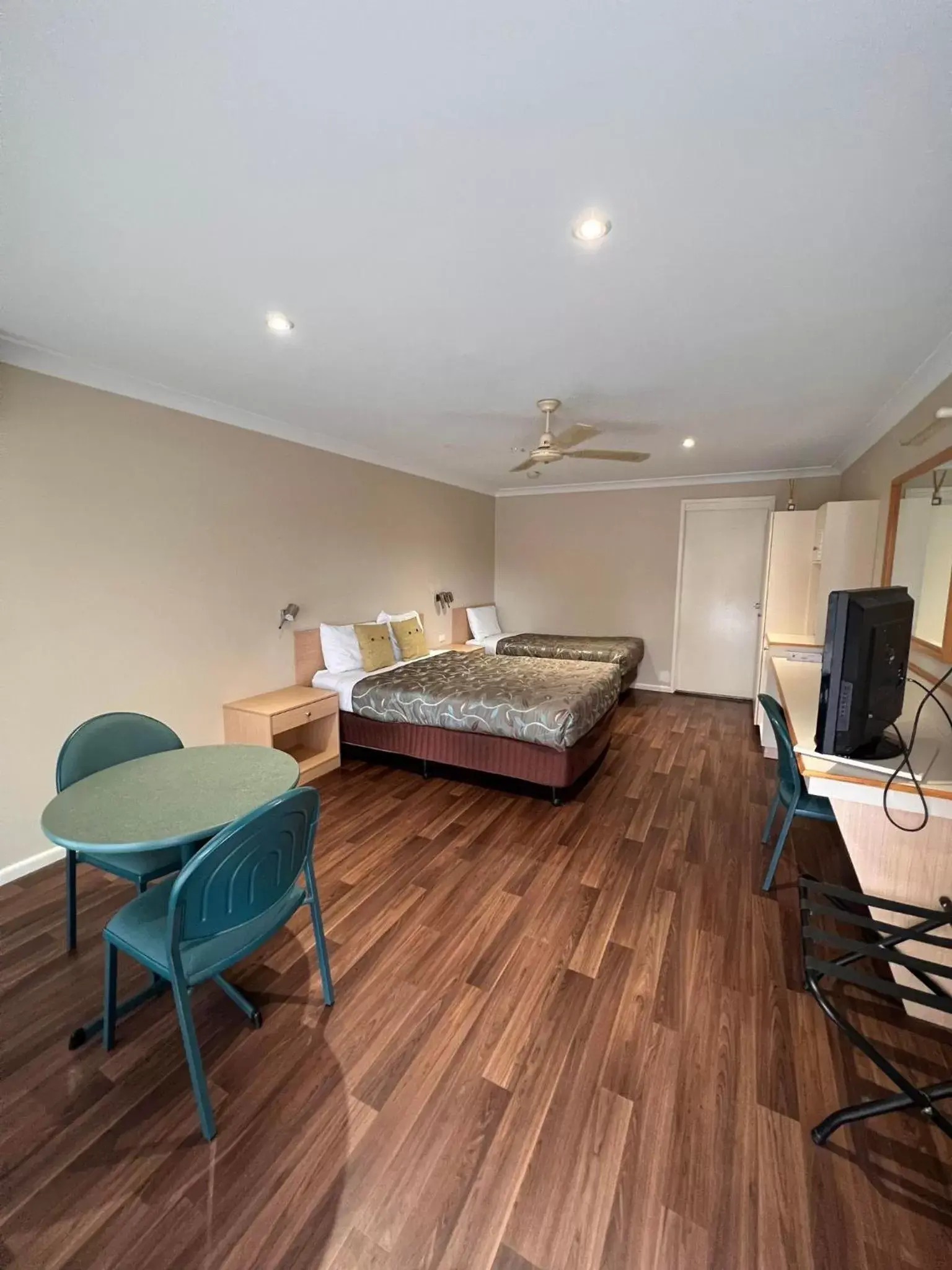 Photo of the whole room in Tumbarumba Motel & Elms Restaurant