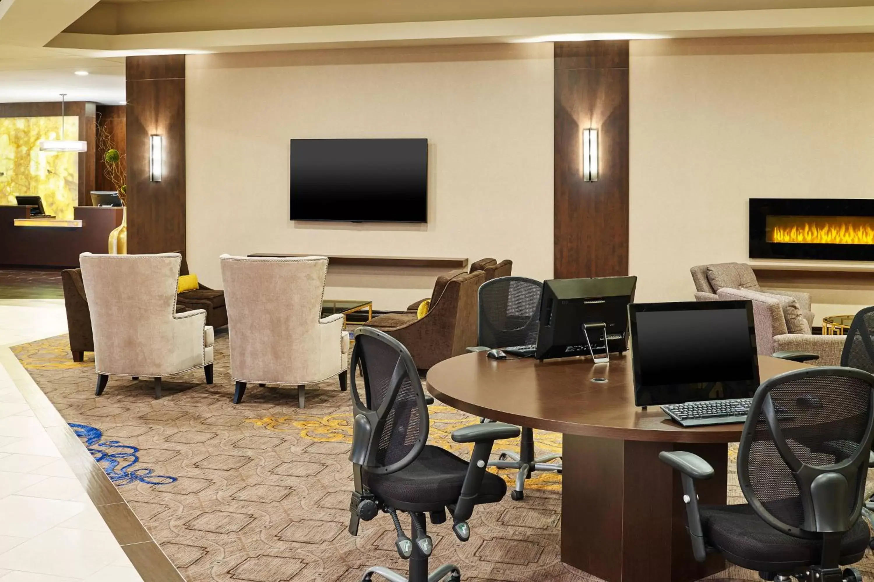 Lobby or reception, TV/Entertainment Center in Sheraton Lisle Naperville Hotel