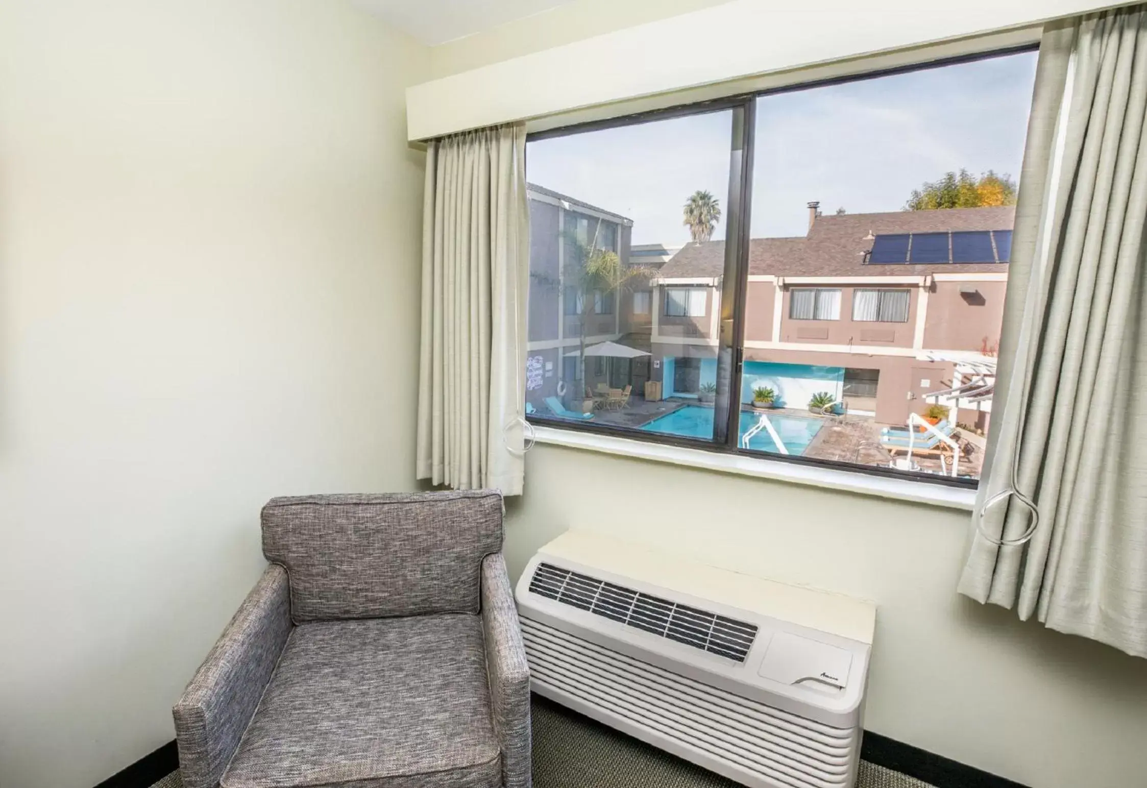 Pool view, TV/Entertainment Center in Maple Tree Inn