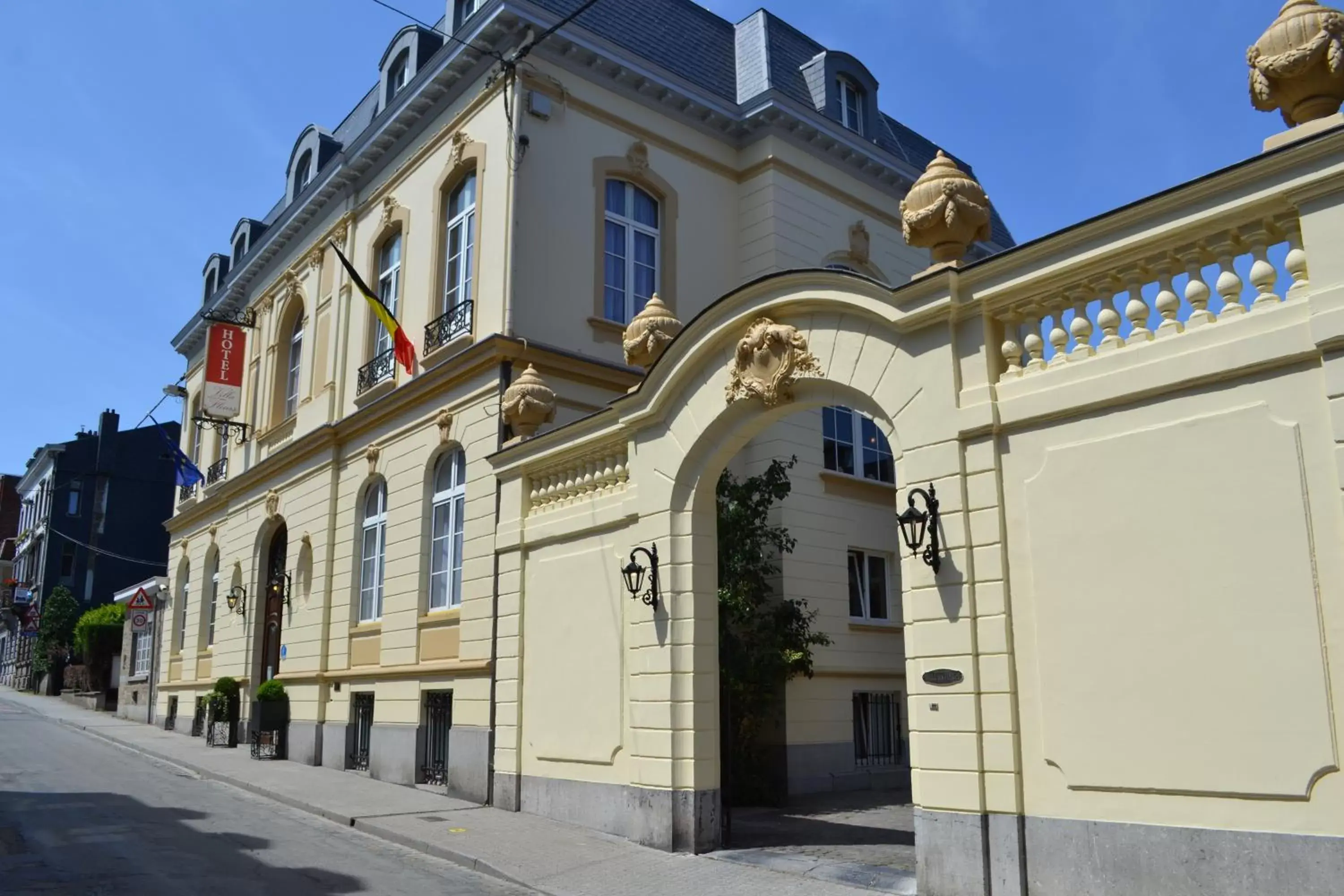 Facade/entrance, Property Building in La Villa des Fleurs