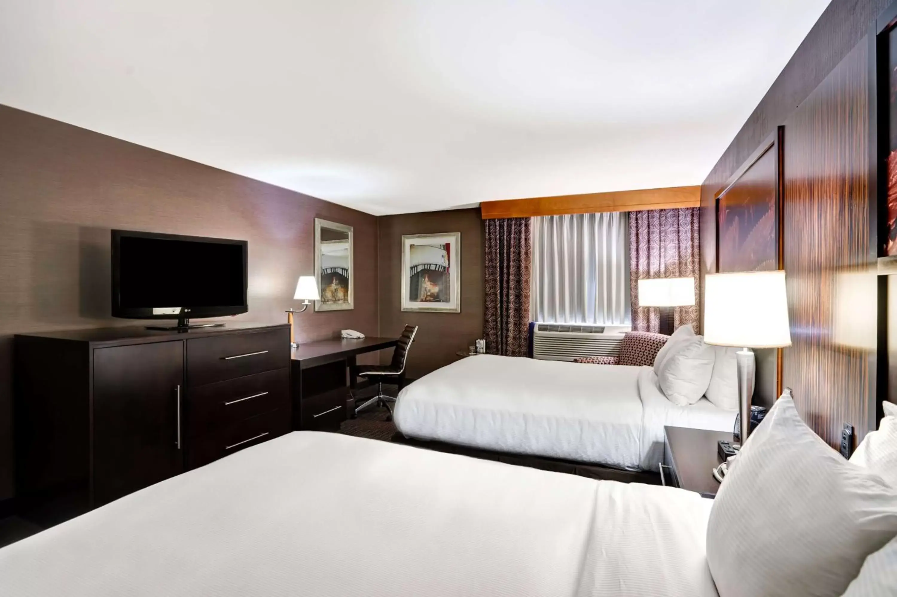 Bedroom, Bed in DoubleTree by Hilton Downtown Wilmington - Legal District