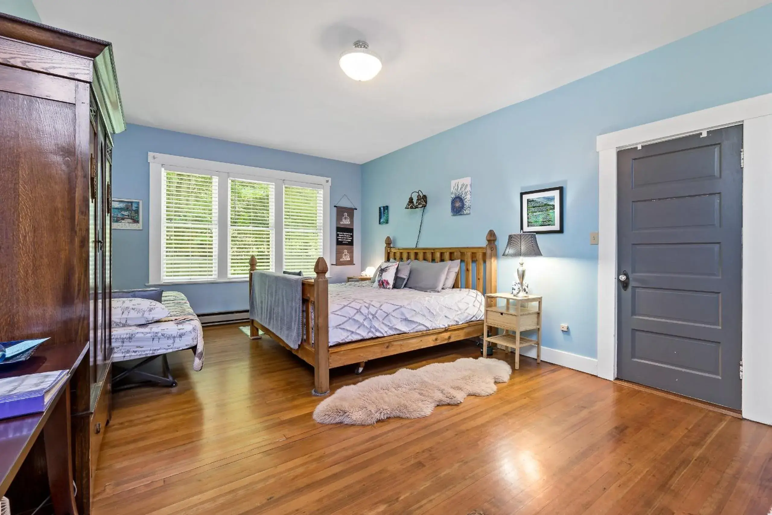 Bedroom in Mountain Meadows Inn