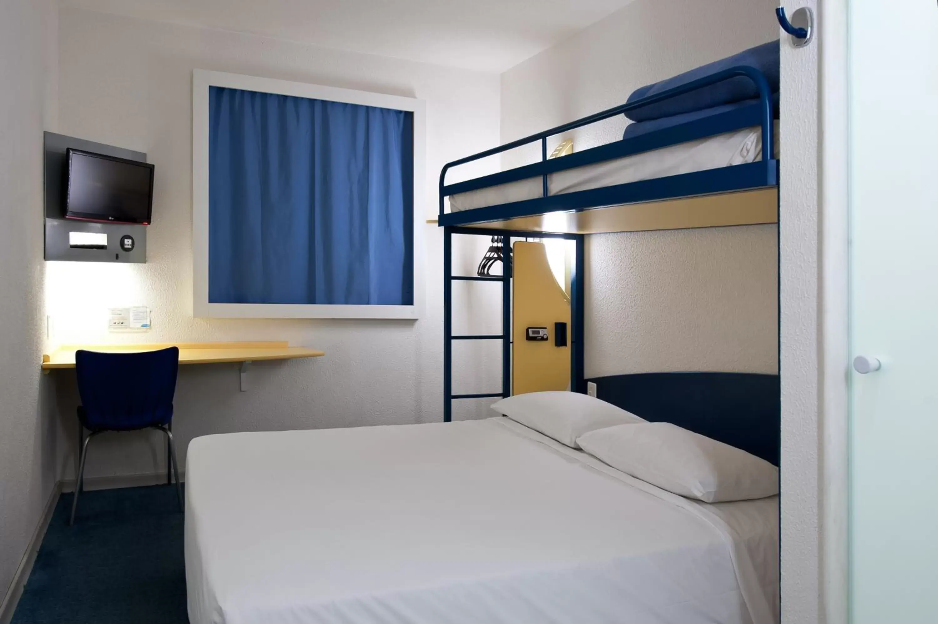 Bed, Bunk Bed in ibis budget Aachen Raeren Grenze