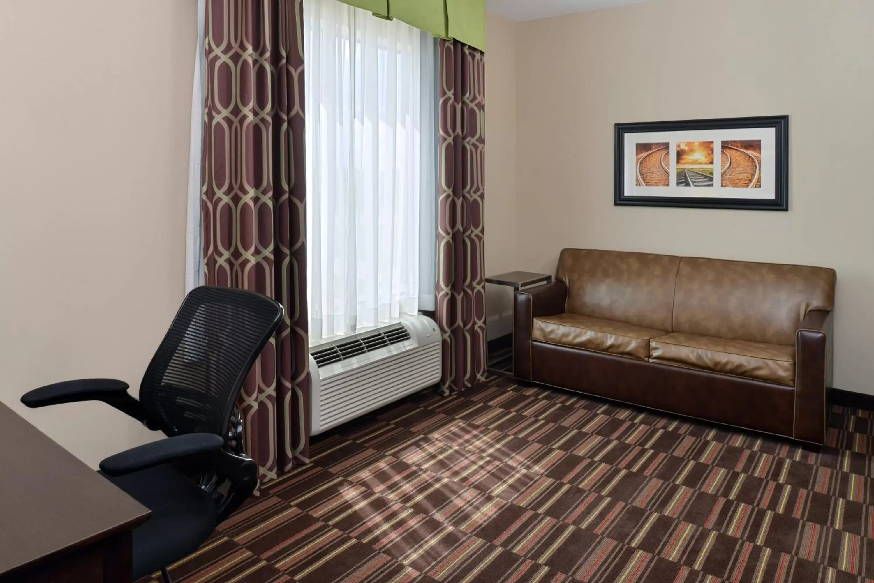 Photo of the whole room, Seating Area in Holiday Inn Express Alva, an IHG Hotel