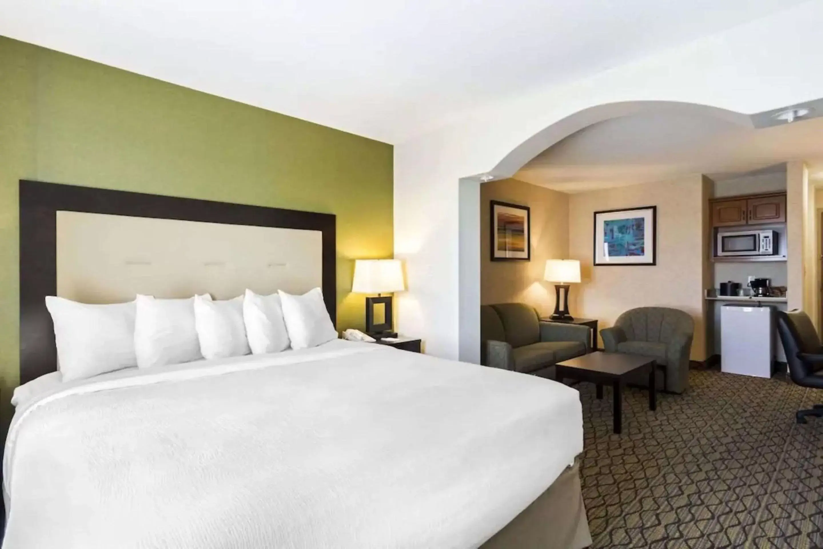 Bedroom, Bed in Clarion Hotel & Conference Center Sherwood Park
