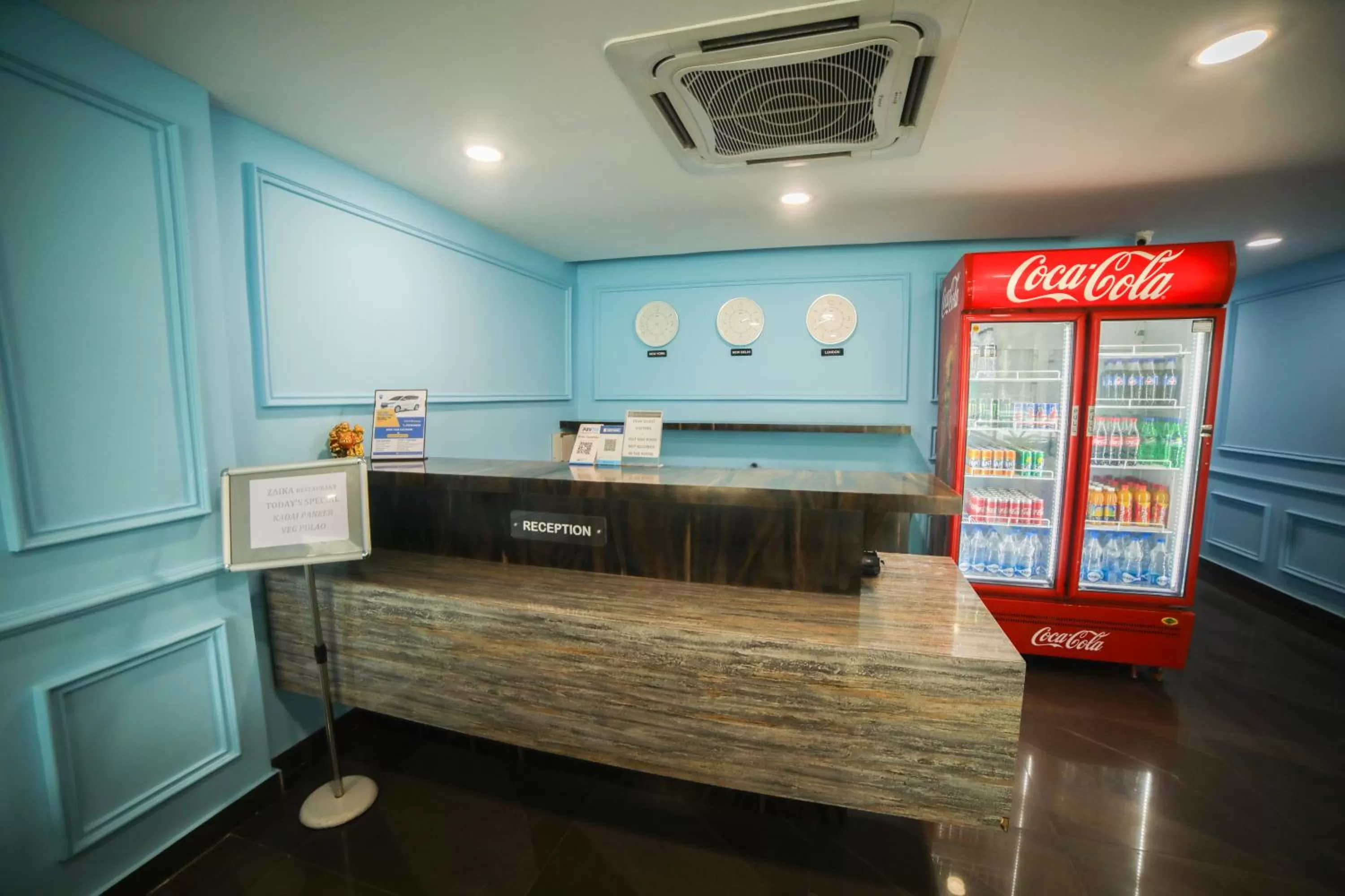 Lobby or reception, Kitchen/Kitchenette in Hotel Golden Leaves