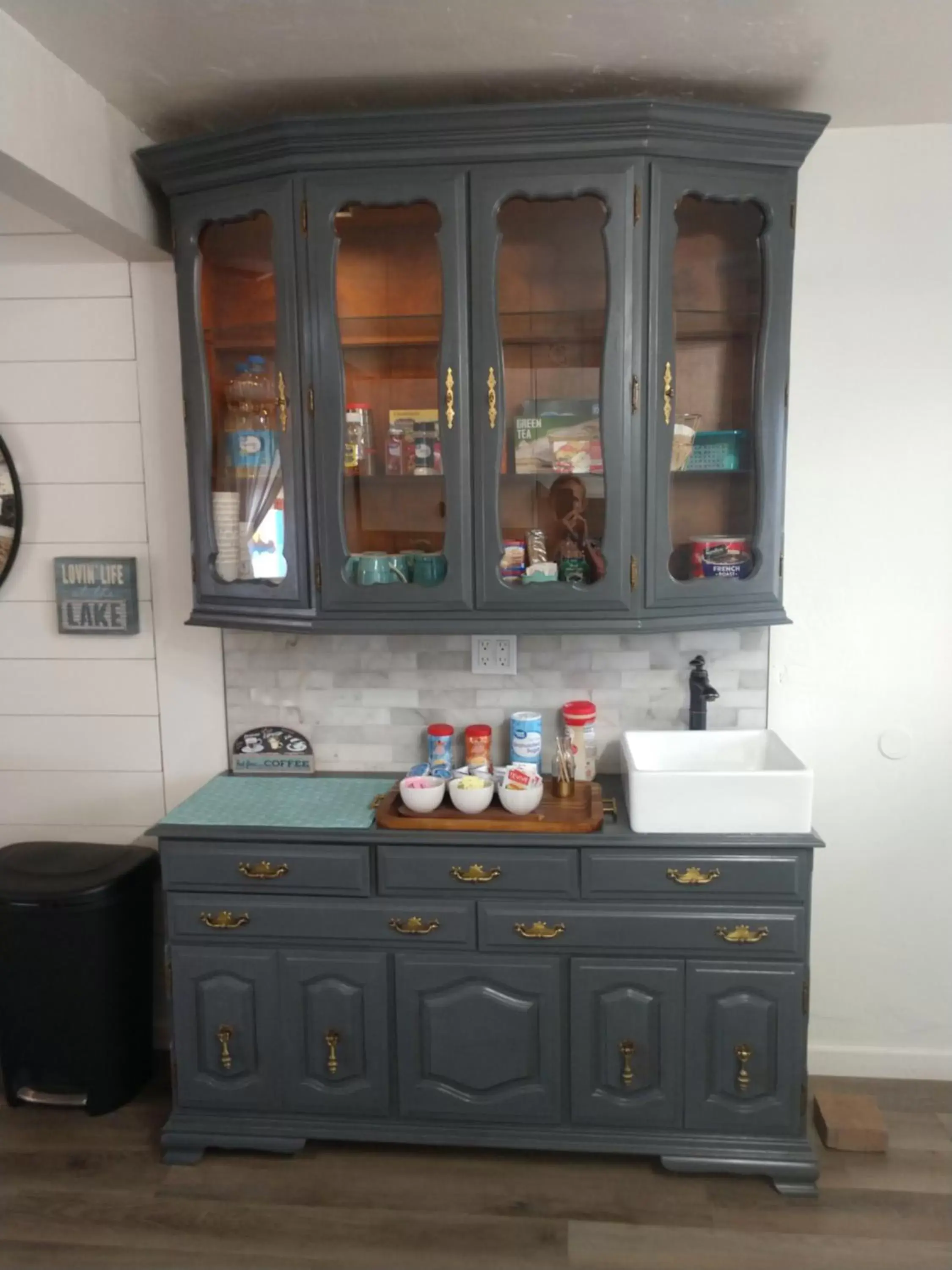 Communal kitchen in Red Rock Motel