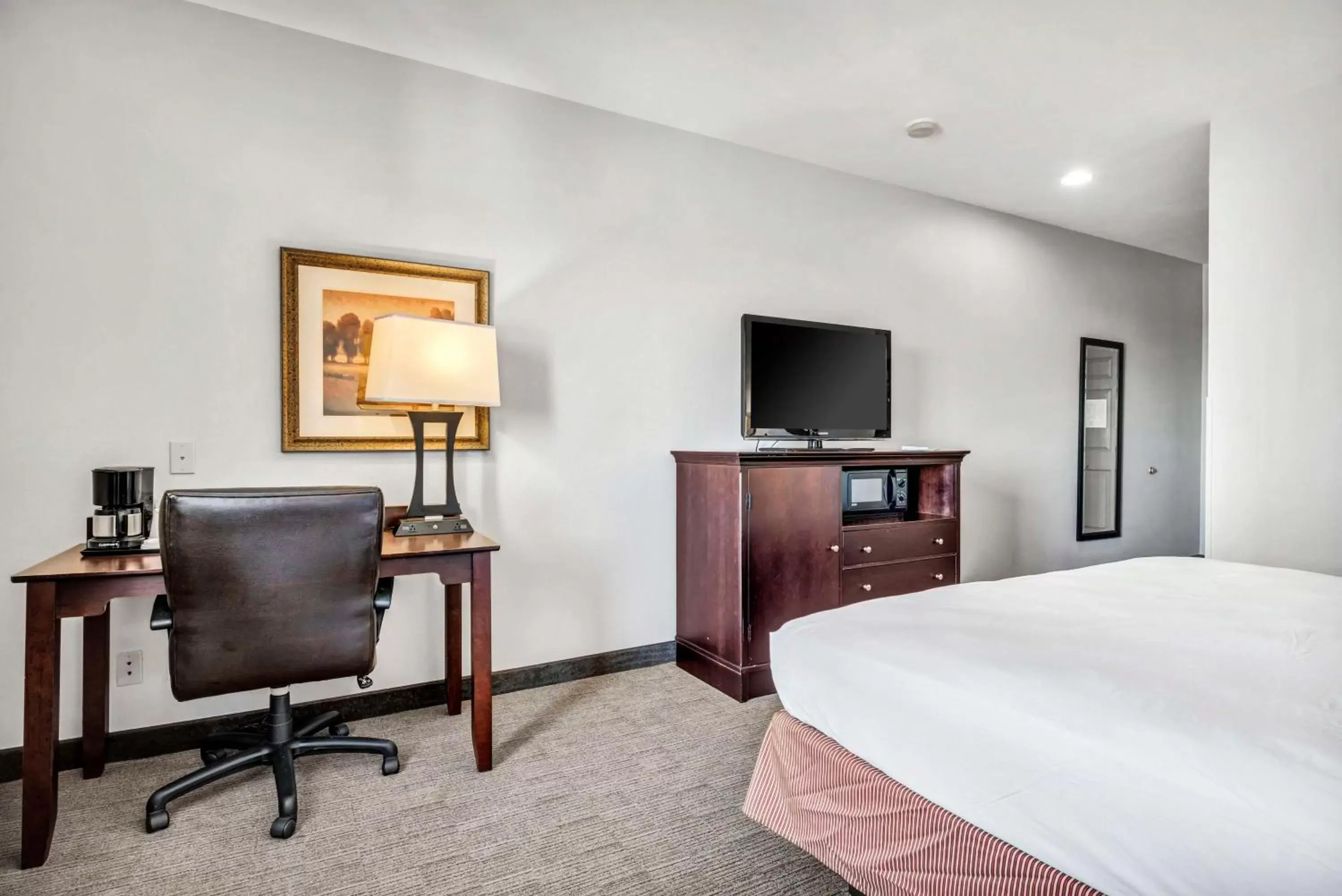 Bedroom, TV/Entertainment Center in Country Inn & Suites by Radisson, Oklahoma City at Northwest Expressway, OK