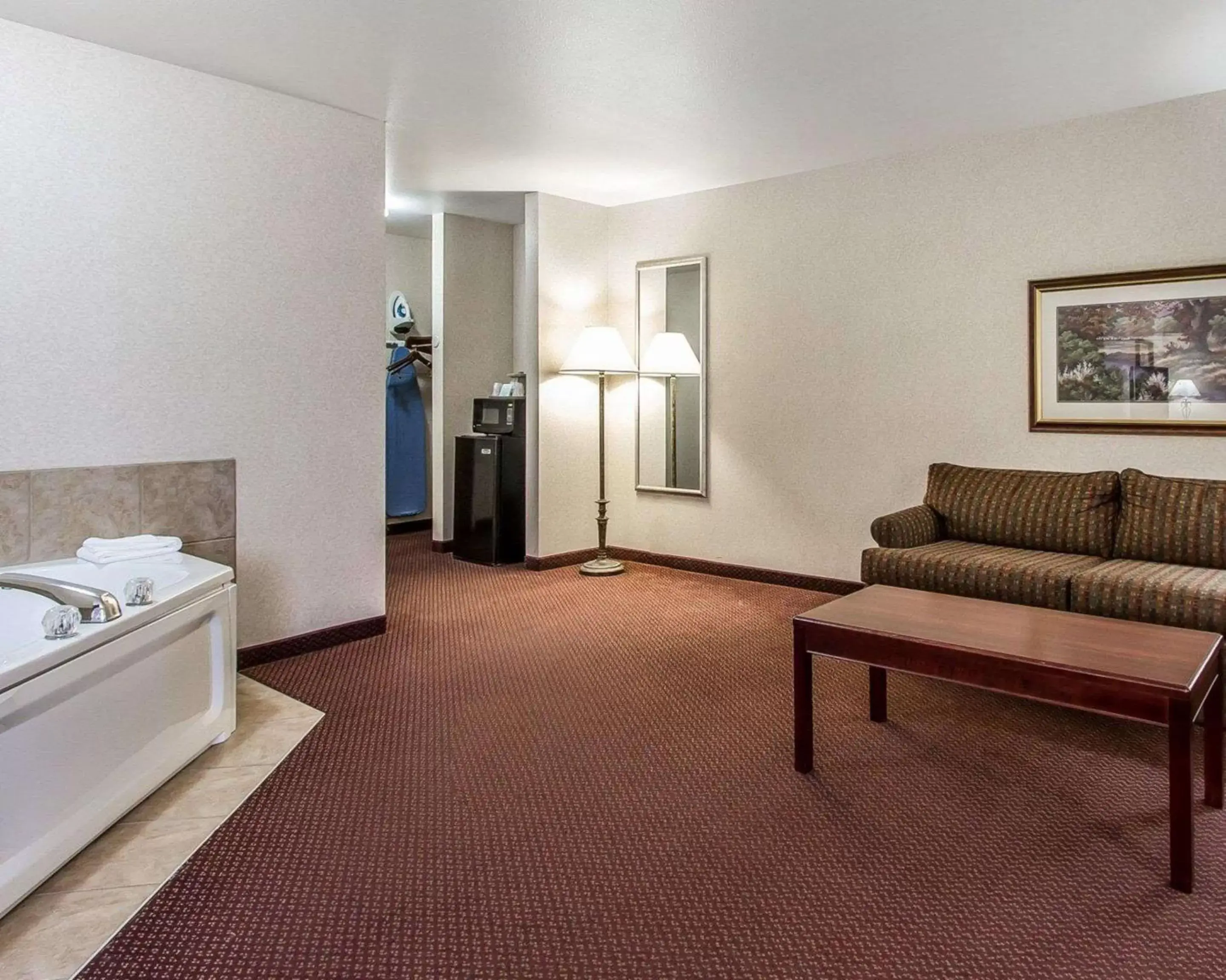 Photo of the whole room, Seating Area in Quality Inn & Suites Fort Madison near Hwy 61