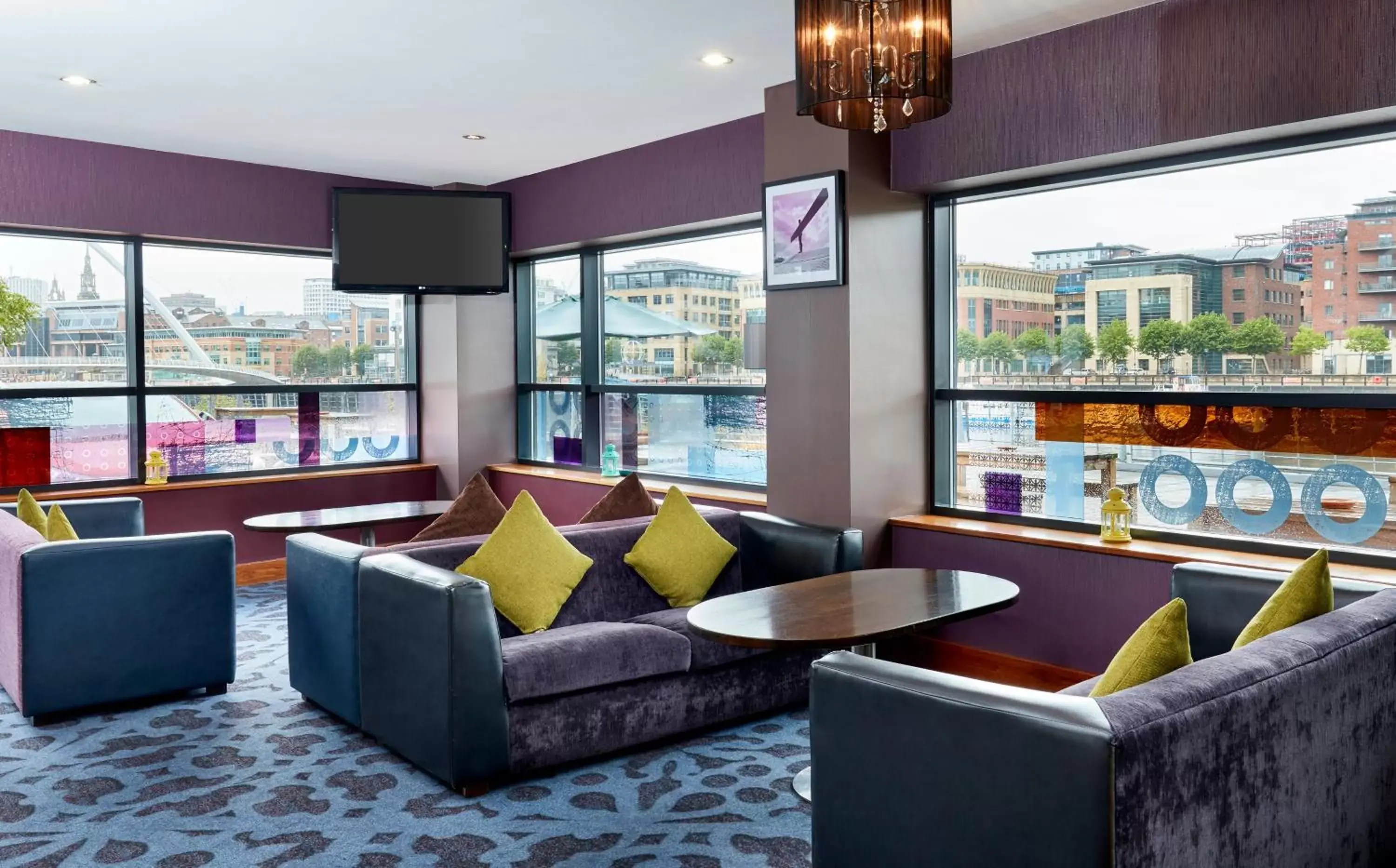 Lounge or bar in Leonardo Hotel Newcastle Quayside - Formerly Jurys Inn