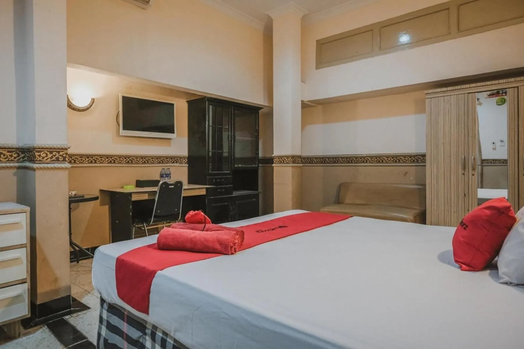 Bedroom, Bed in RedDoorz Plus @ Tanjung Karang Lampung 2