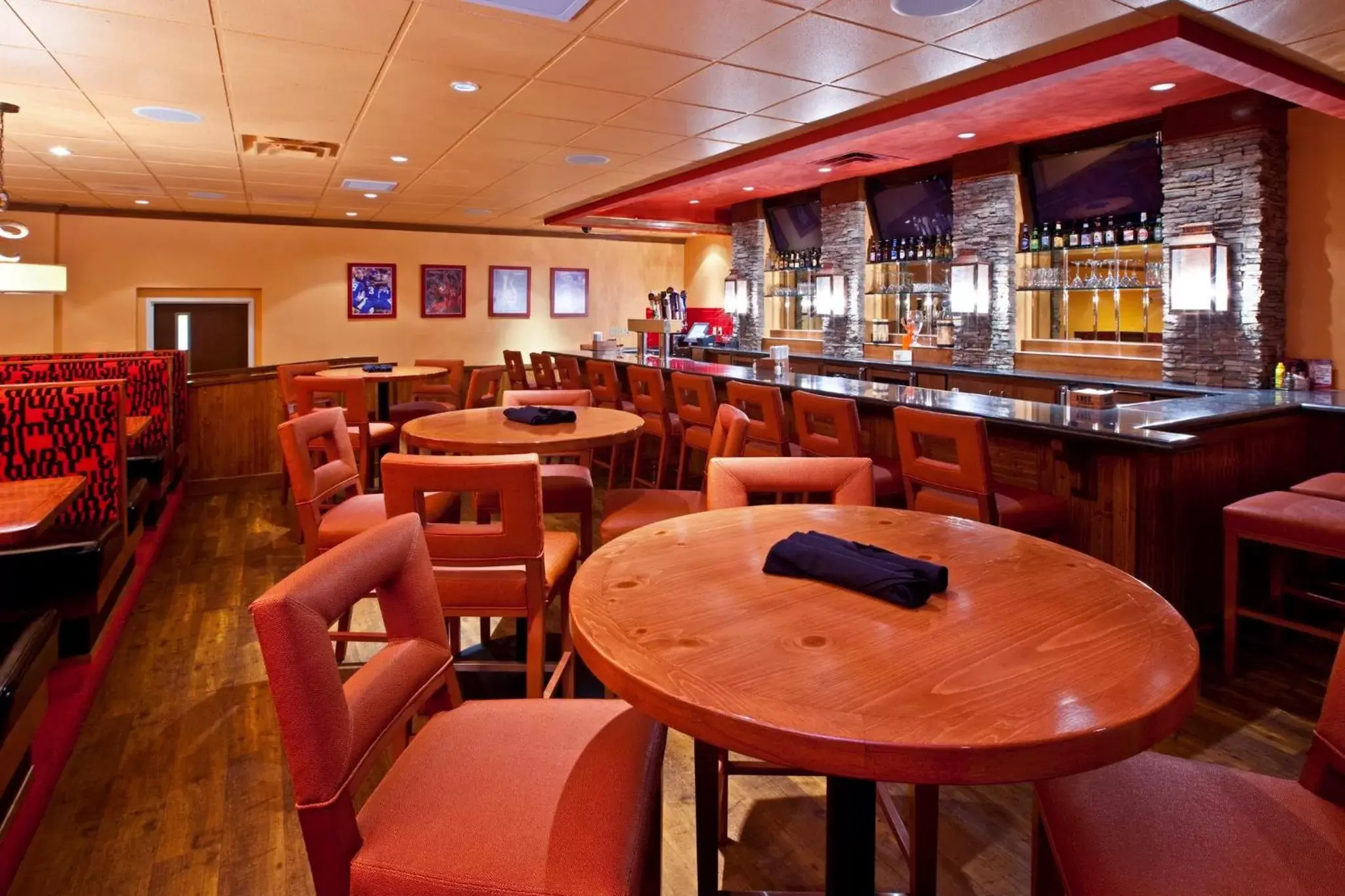 Lounge or bar, Restaurant/Places to Eat in Holiday Inn Louisville Airport South, an IHG Hotel