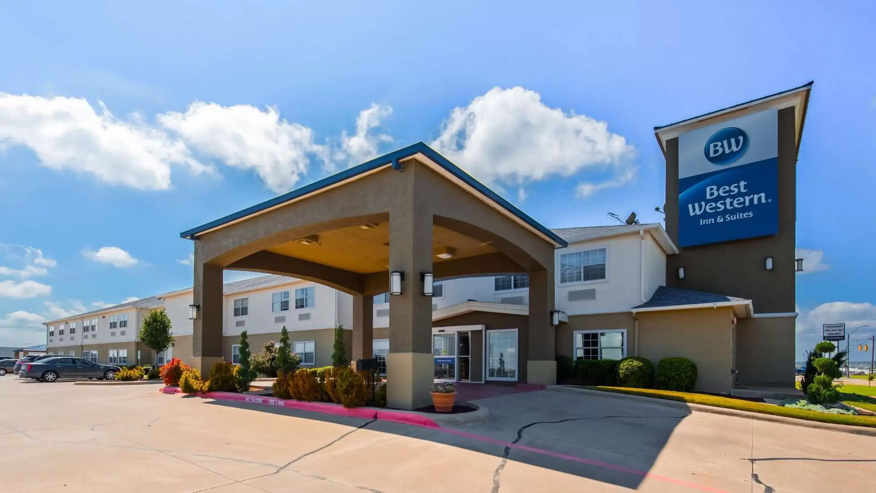 Property building in Best Western Clubhouse Inn & Suites