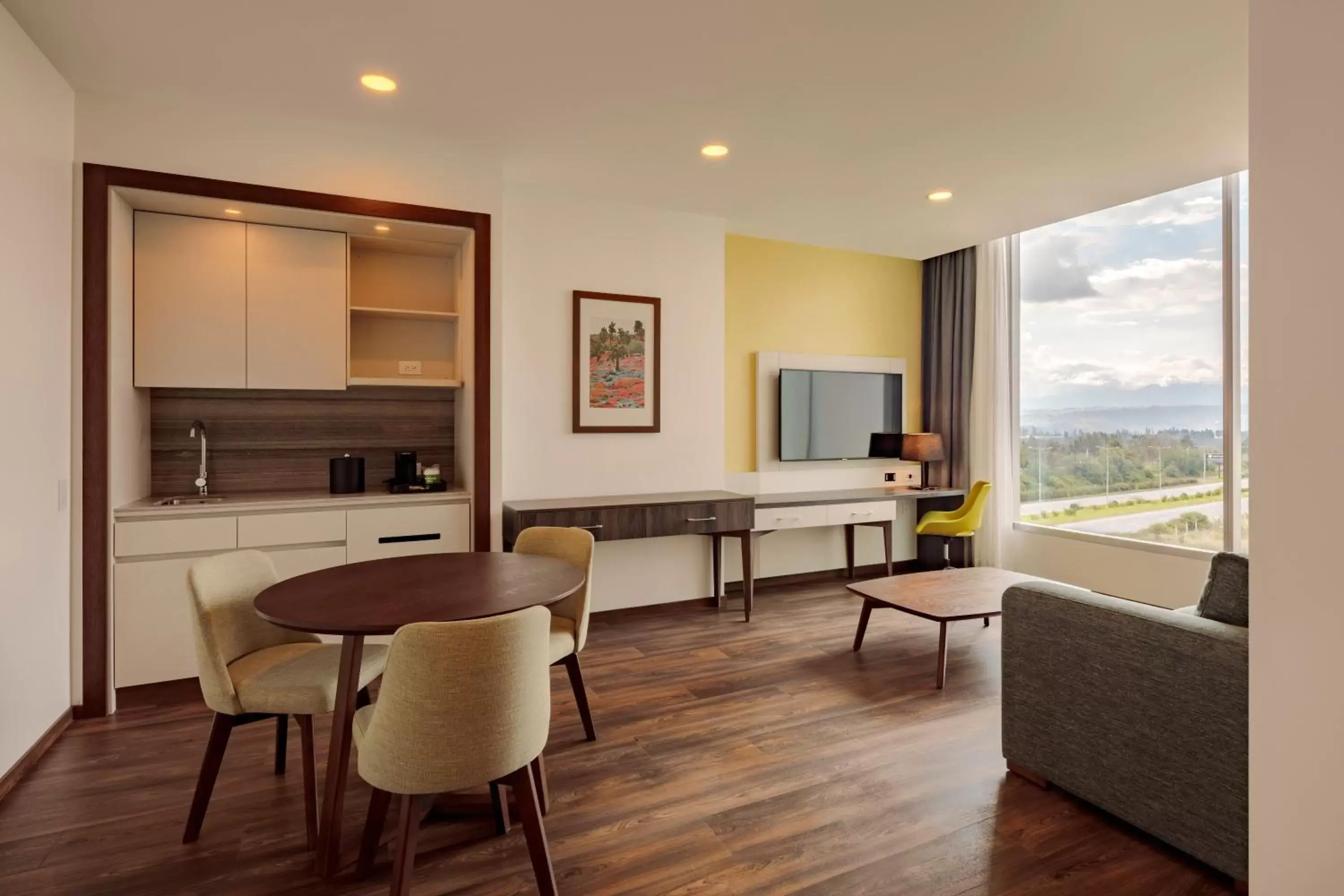 Photo of the whole room, Dining Area in Holiday Inn - Quito Airport, an IHG Hotel