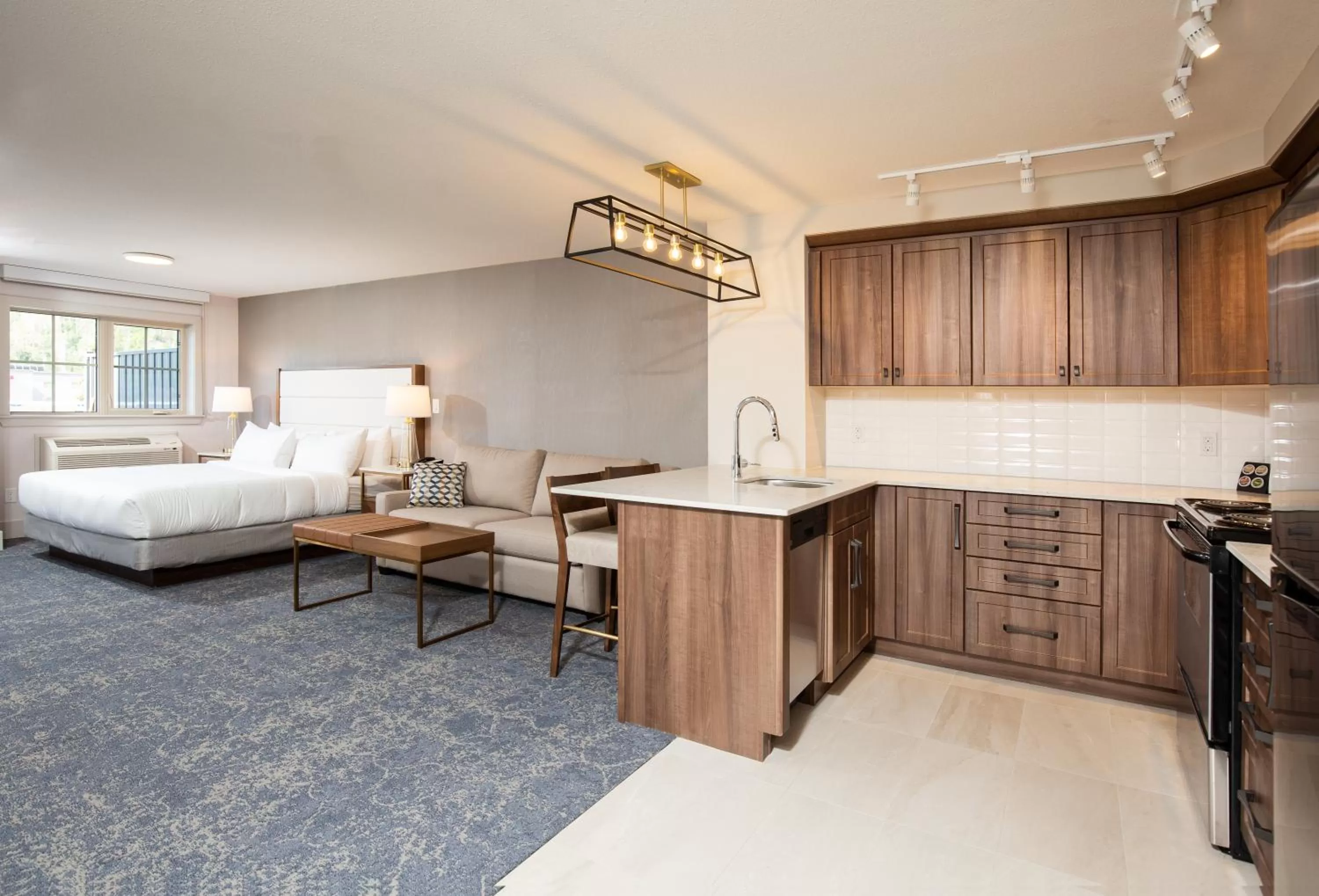 Kitchen or kitchenette, Bed in Pomeroy Hotel Fort McMurray