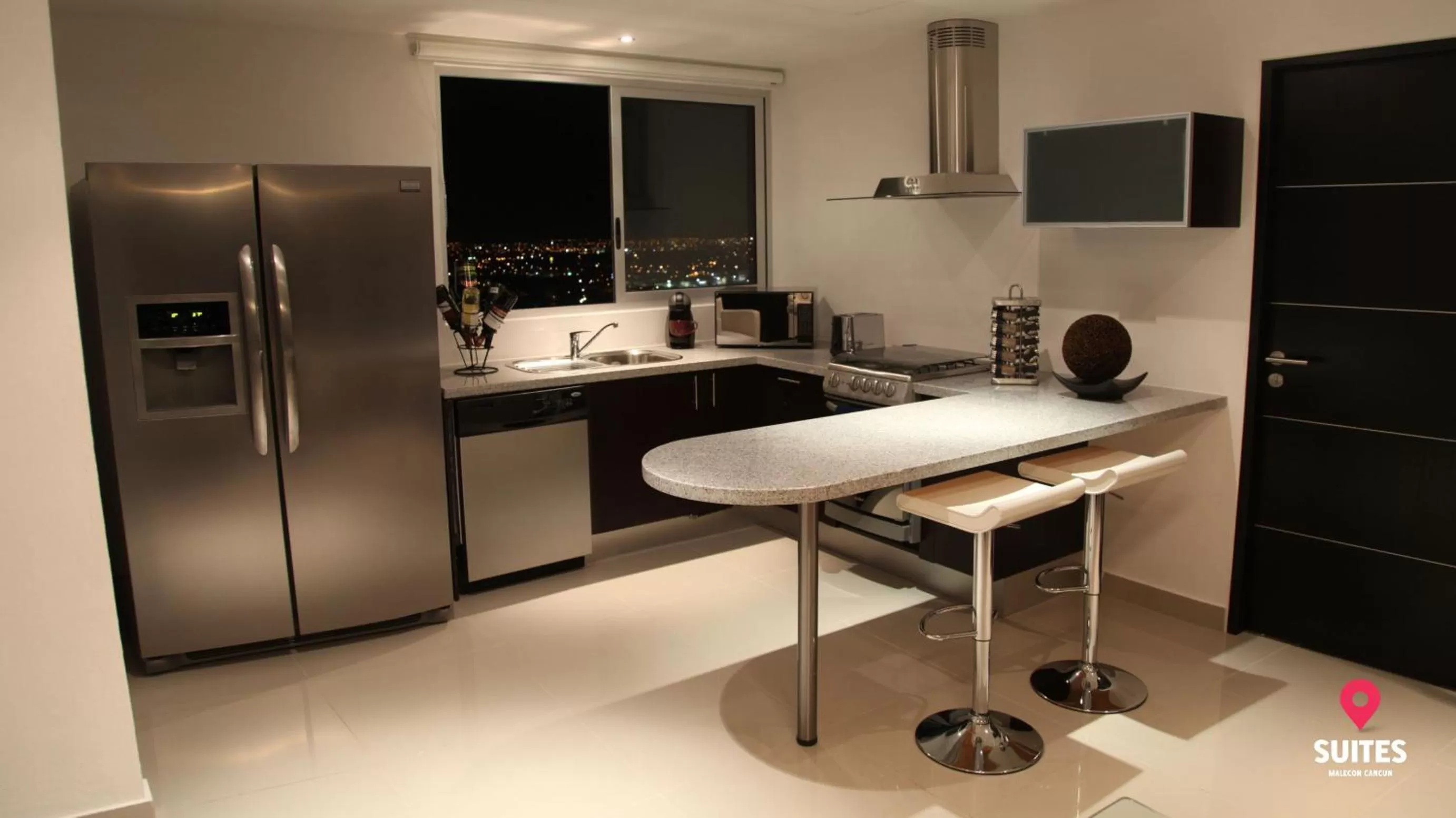 Kitchen or kitchenette in Suites Malecon Cancun