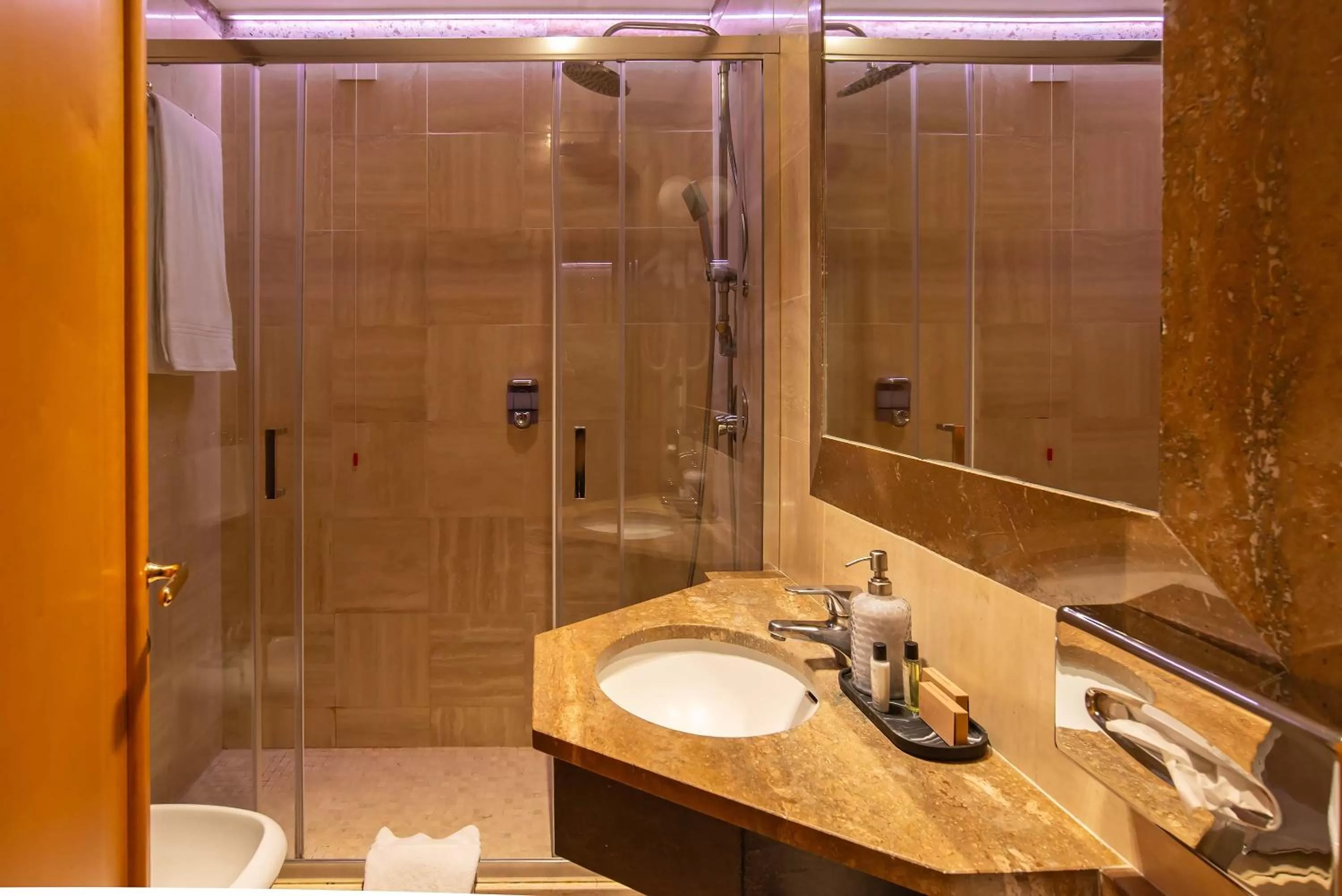 Bathroom in Hotel White