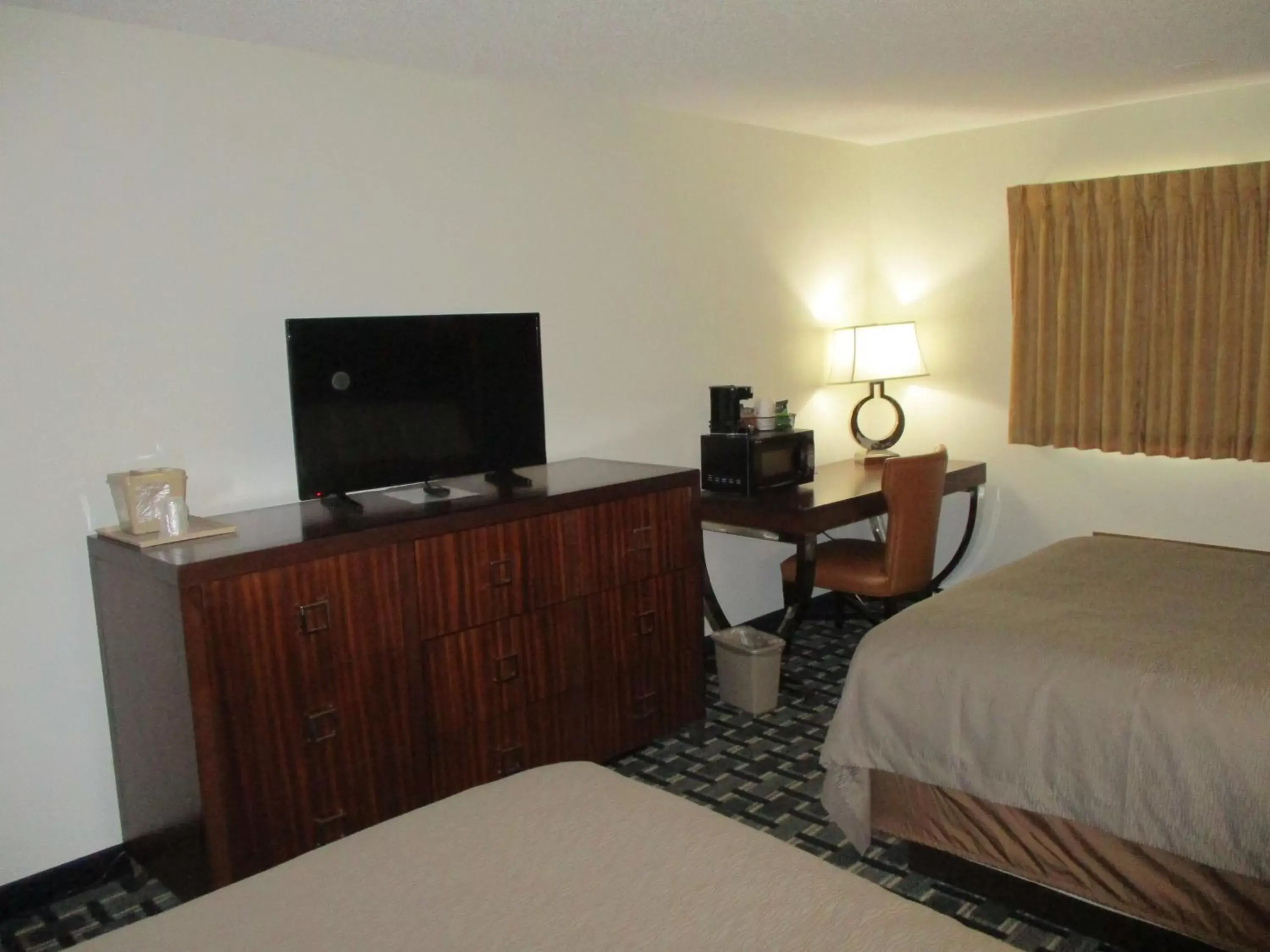 Photo of the whole room, TV/Entertainment Center in SureStay Hotel by Best Western Manchester