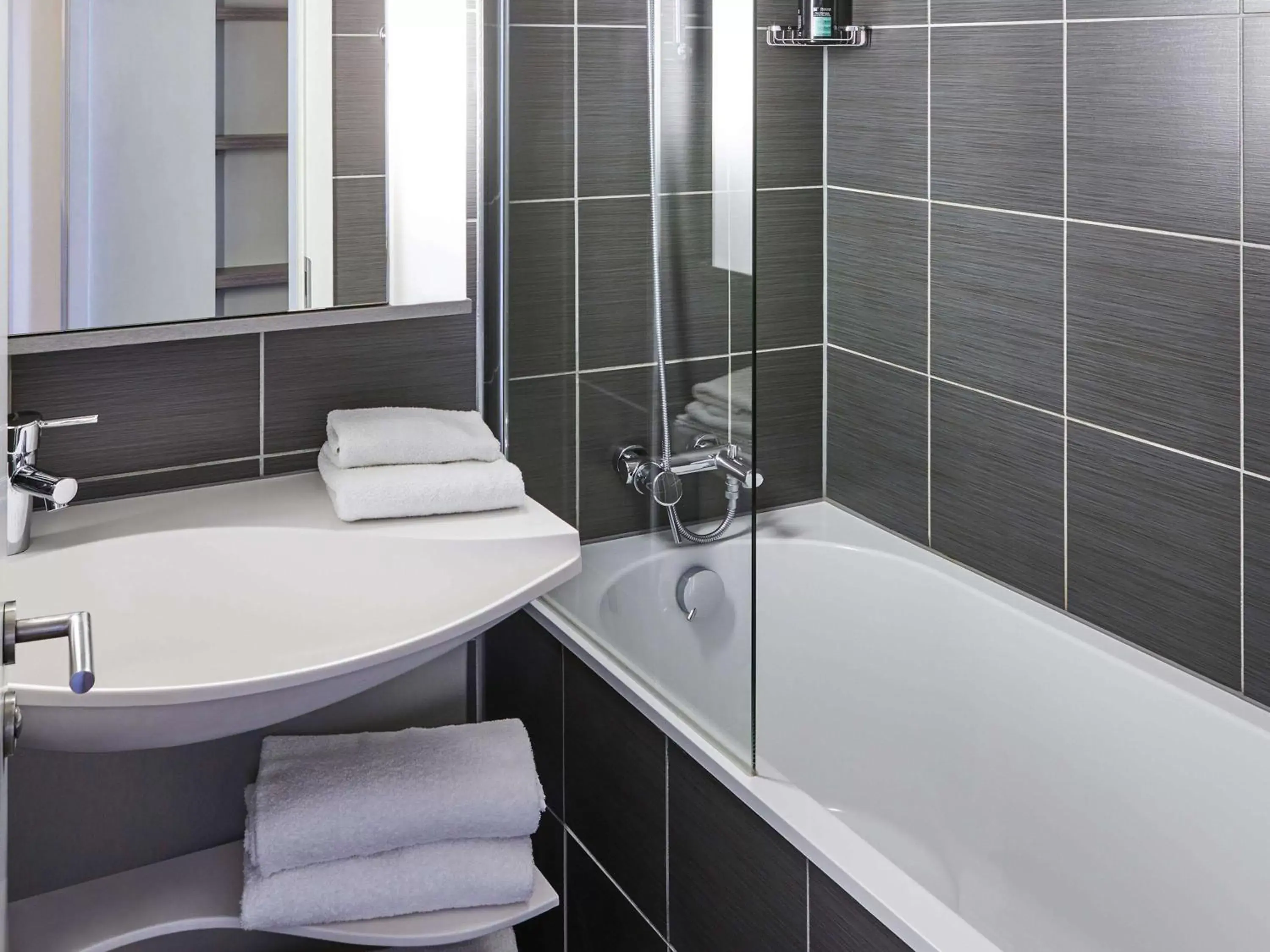 Photo of the whole room, Bathroom in Aparthotel Adagio Liverpool City Centre