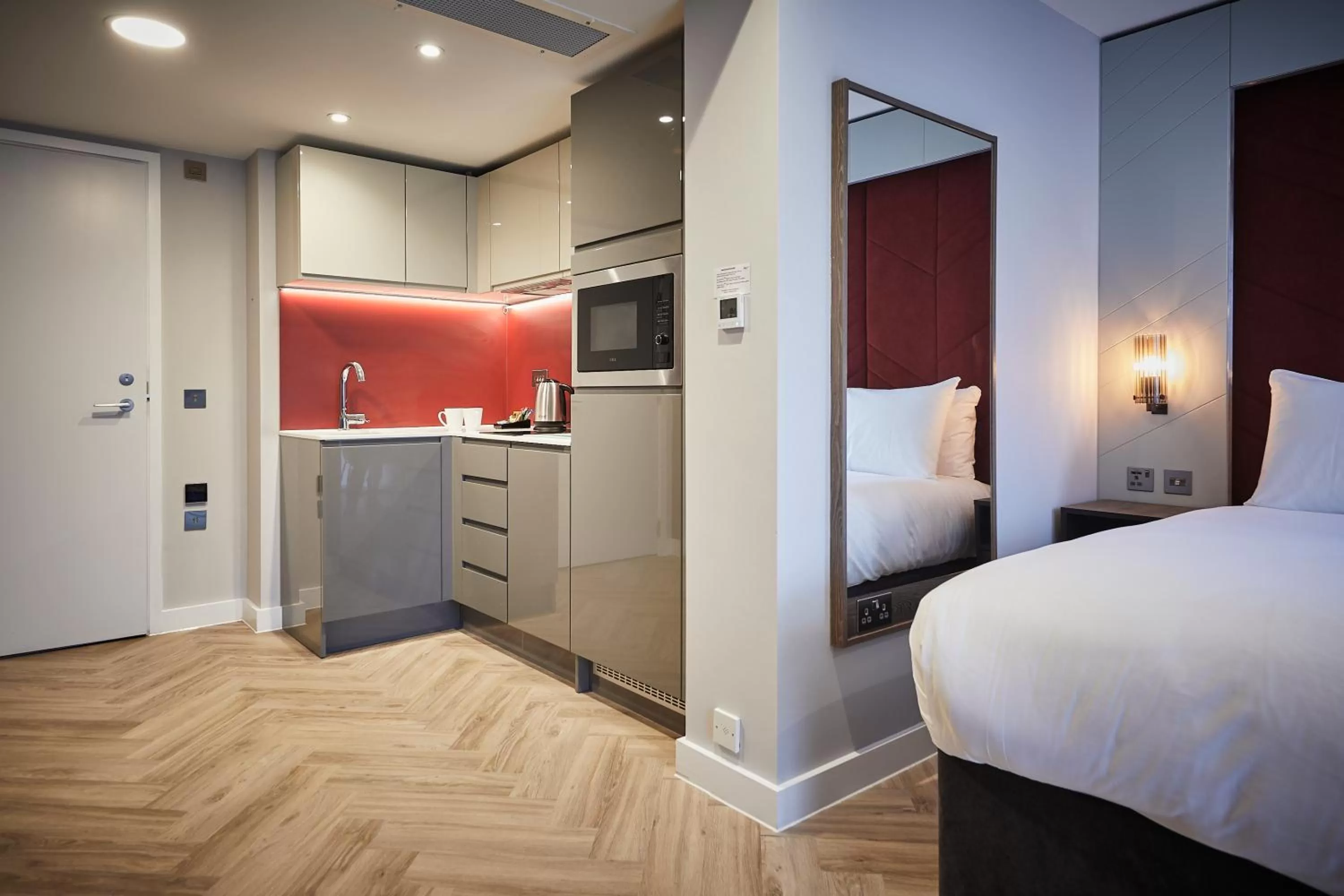 Kitchen or kitchenette, Bed in Roomzzz York City
