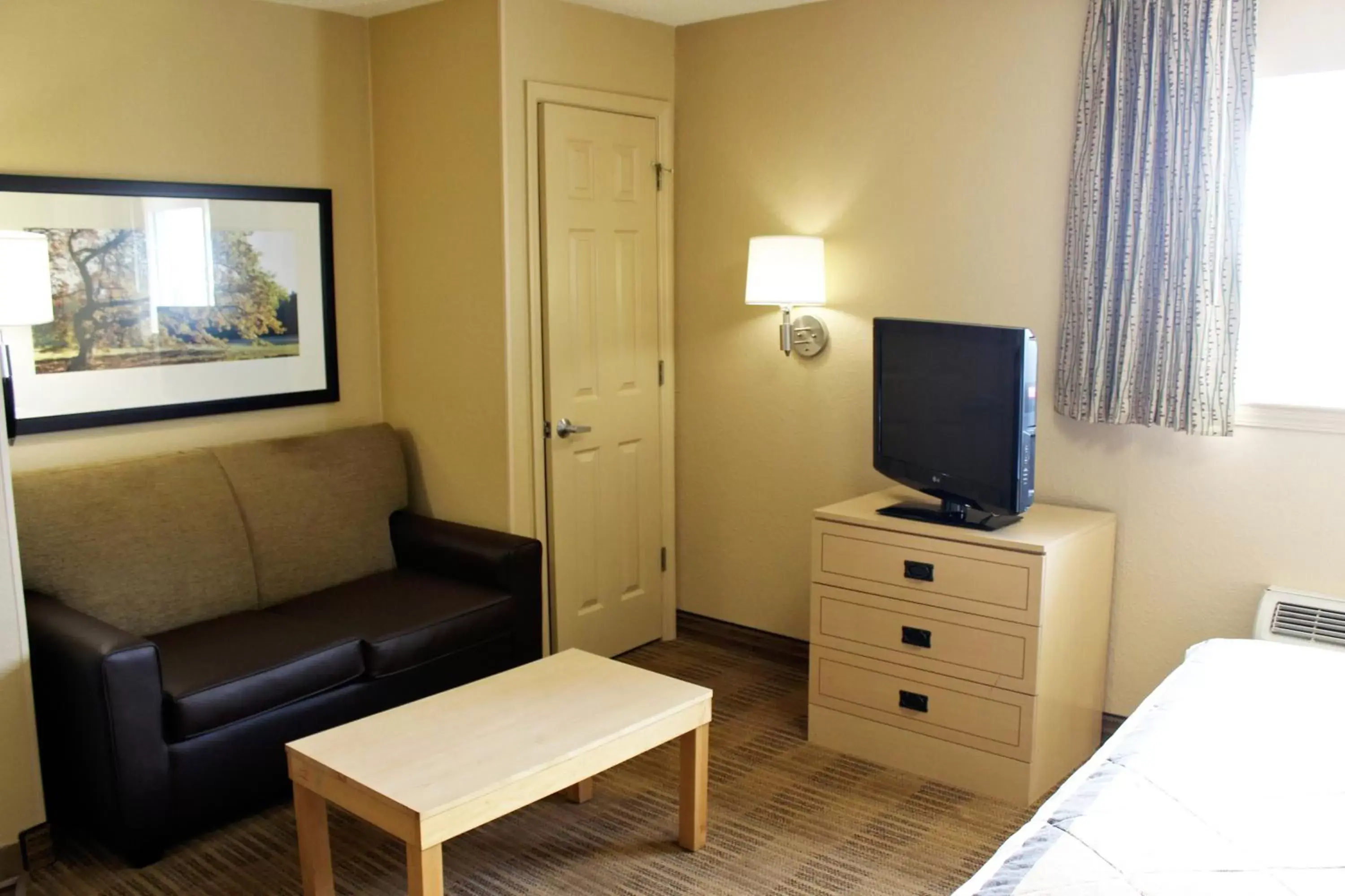 Living room, TV/Entertainment Center in Extended Stay America Suites - Chesapeake - Greenbrier Circle