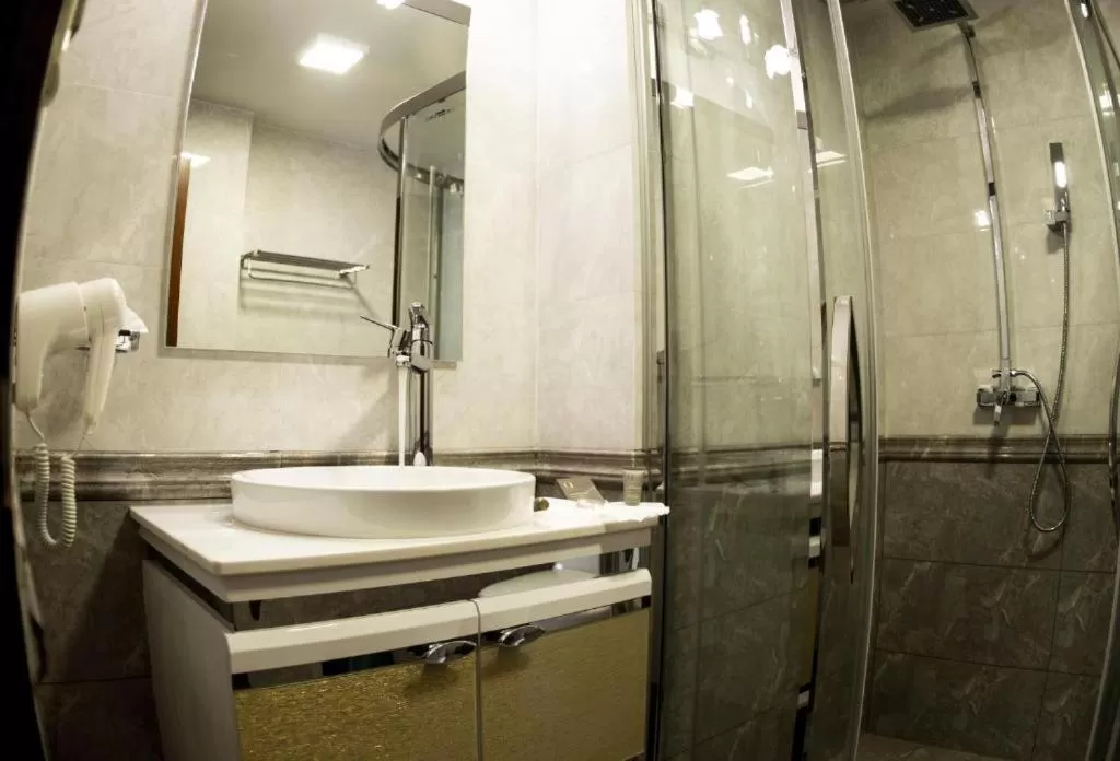 Shower in Qantu Hotel