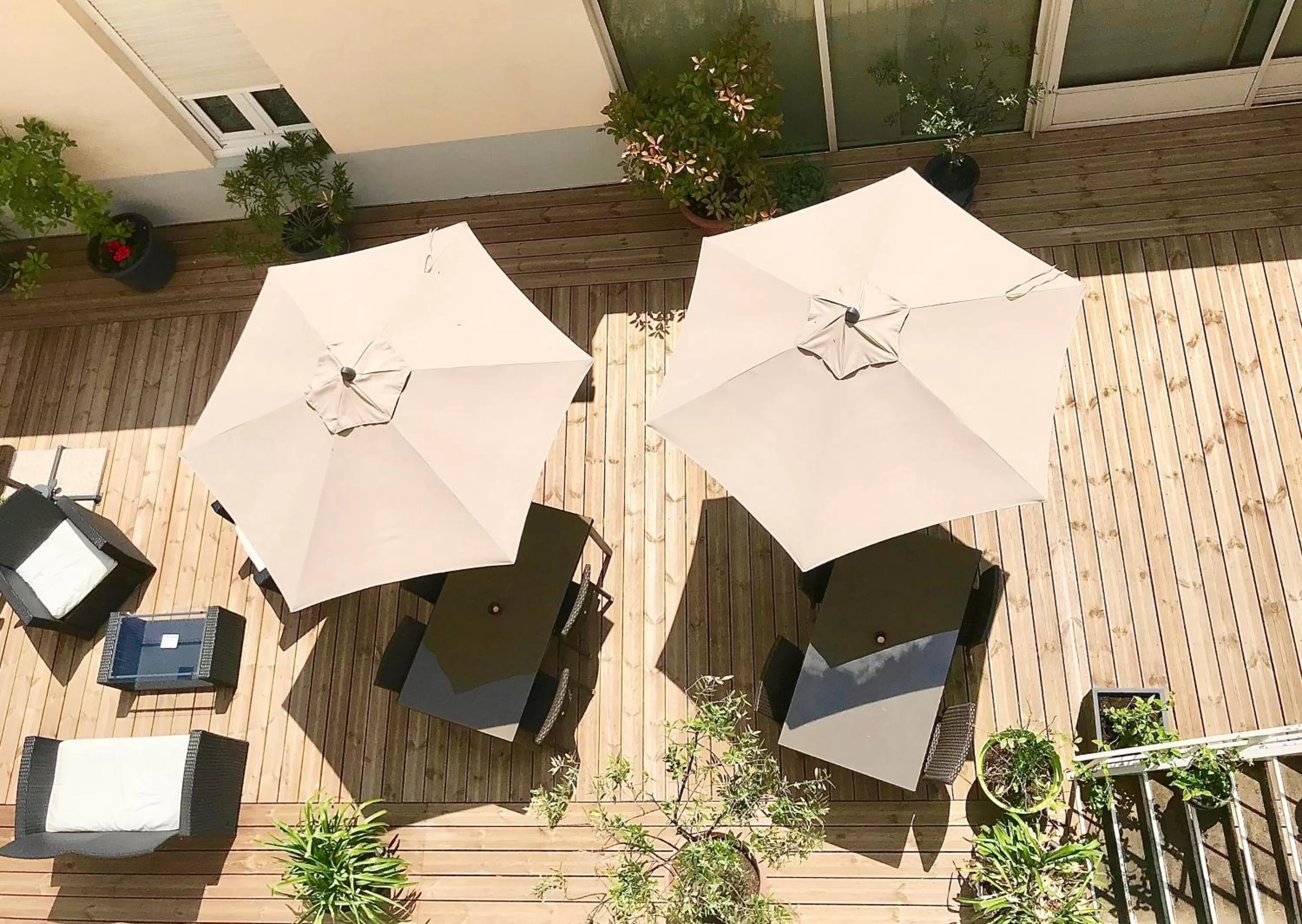 Patio in Logis Hotel - Le Charleston