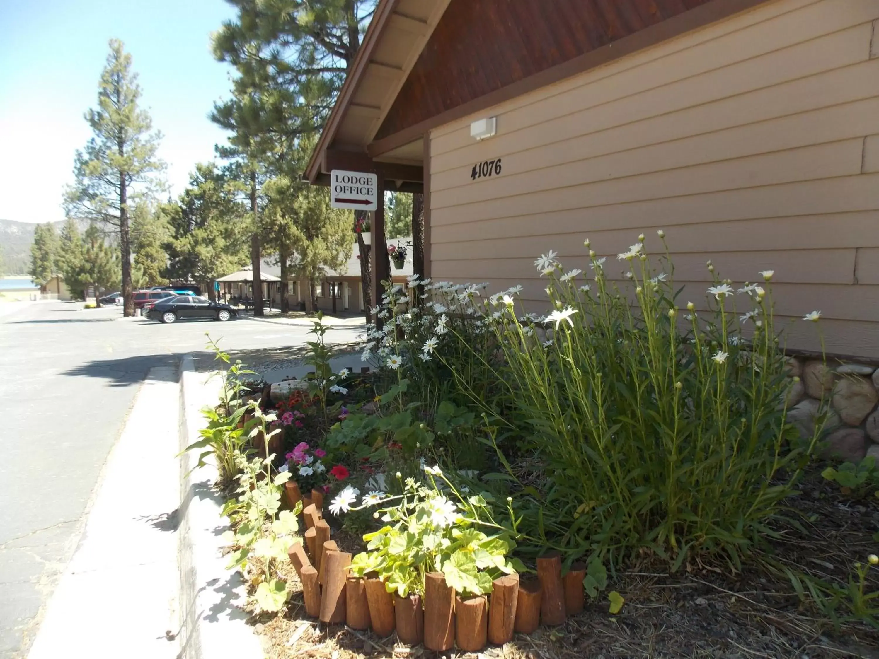 Garden, Property Building in Vintage Lakeside Inn